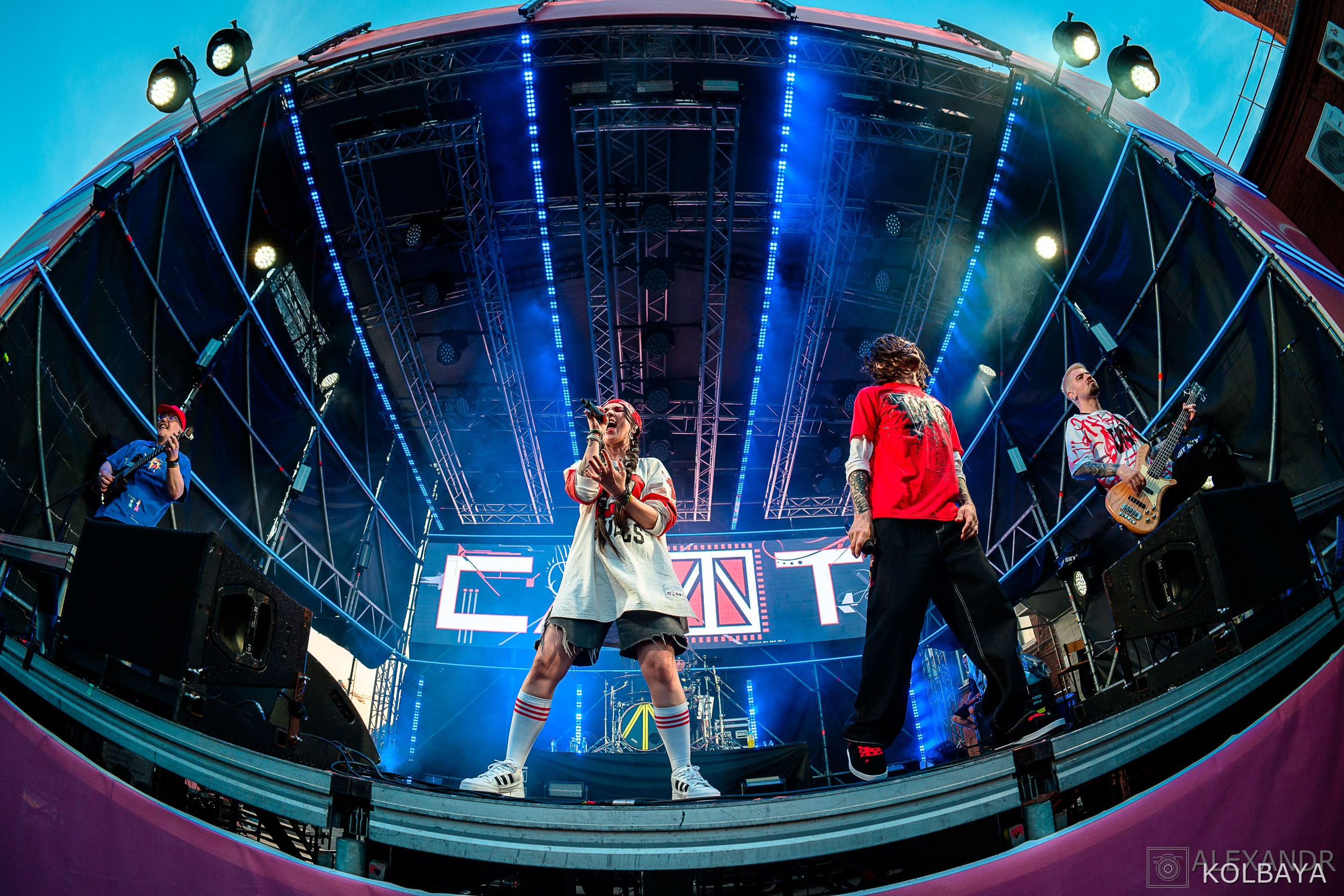 Фоторепортаж с концерта группы СЛОТ на Red Summer 2025. Концертный и театральный репортажный фотограф в Москве Александр Колбая