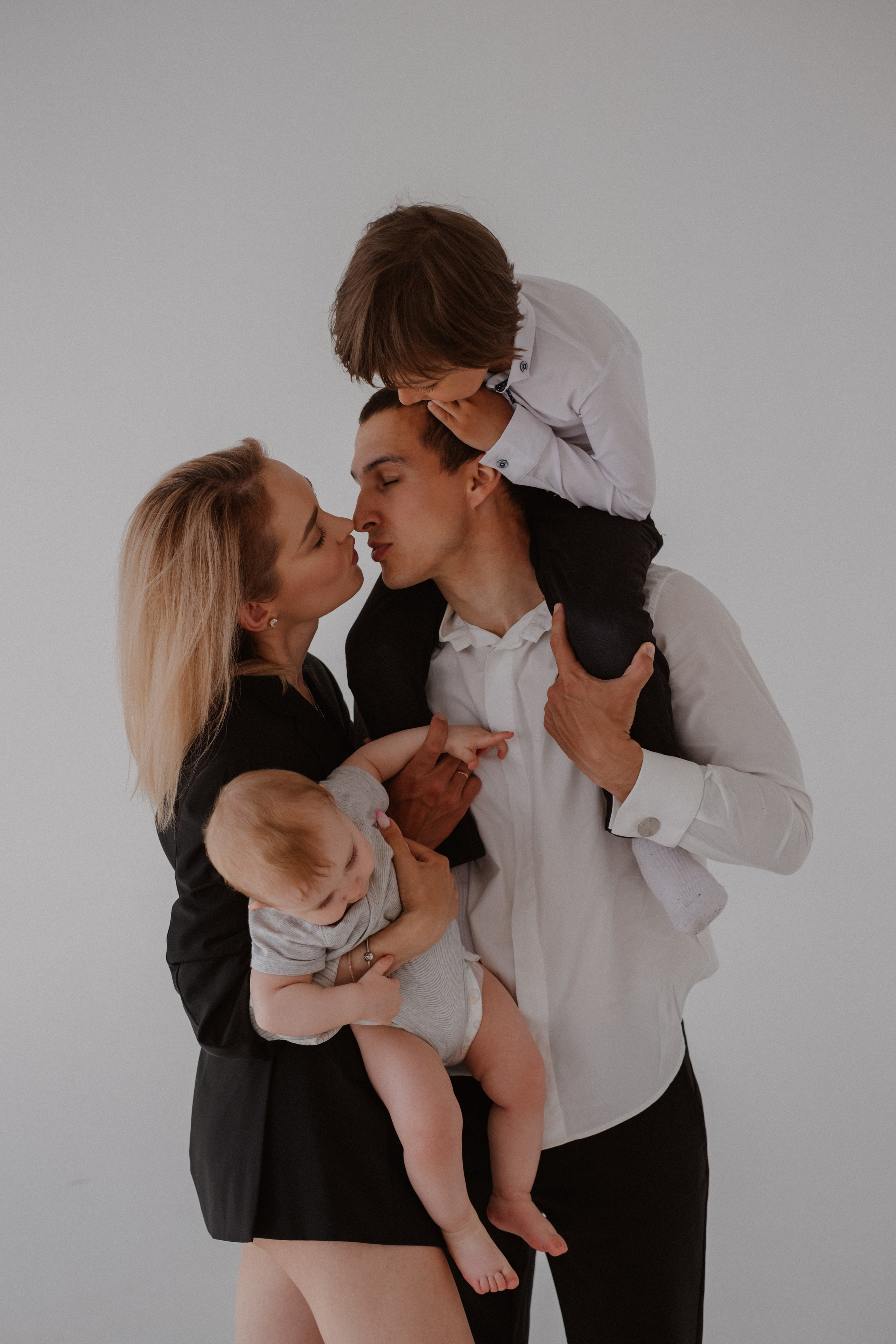 Семейная фотосессия Оля + Алиса + Женя + Даня. Свадебный и семейный фотограф г. Волгоград Биленко Ангелина