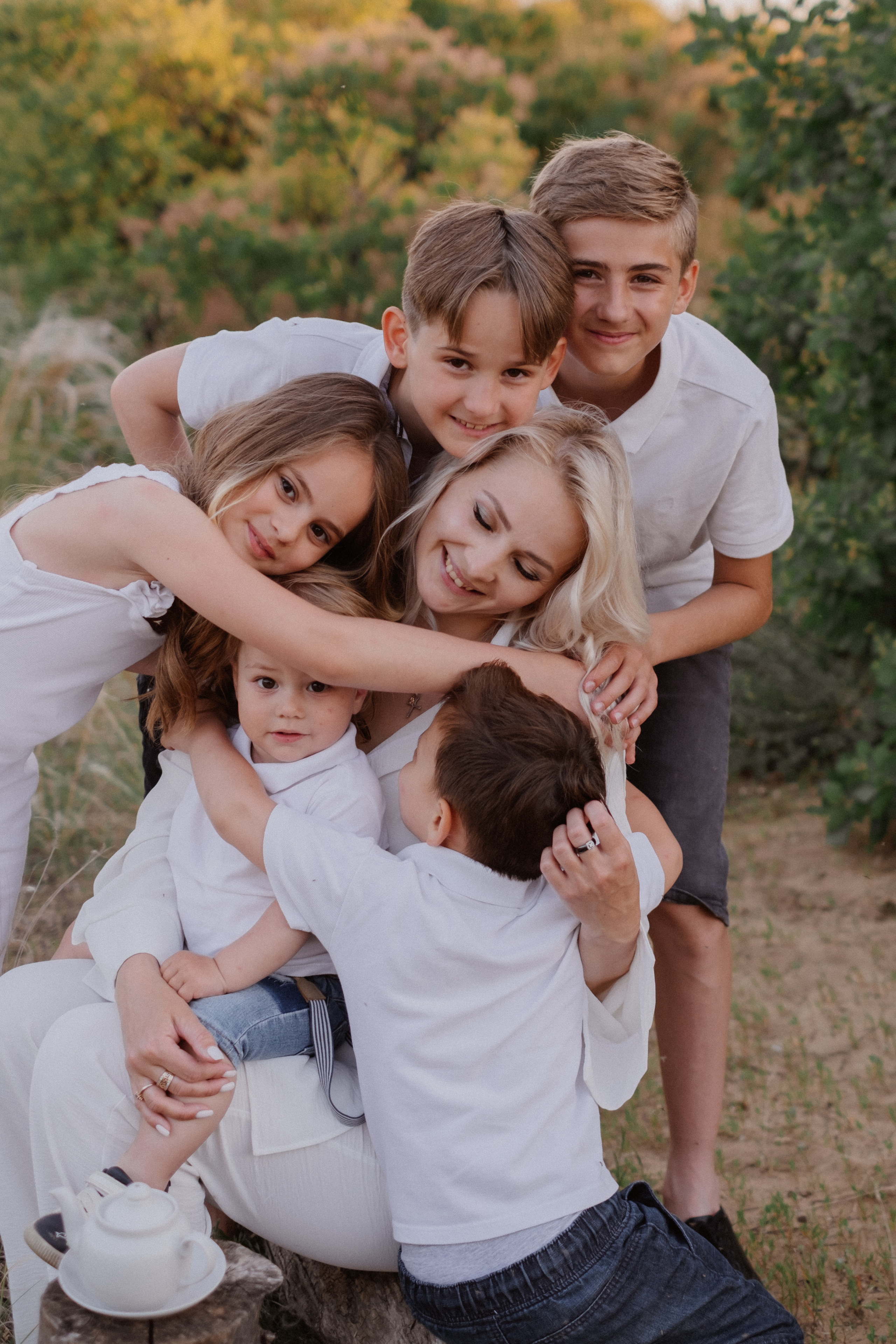 Семейная прогулочная фотосессия Ира+Ри+Арсен+Ваник+Давид+Амиран. Свадебный и семейный фотограф г. Волгоград Биленко Ангелина