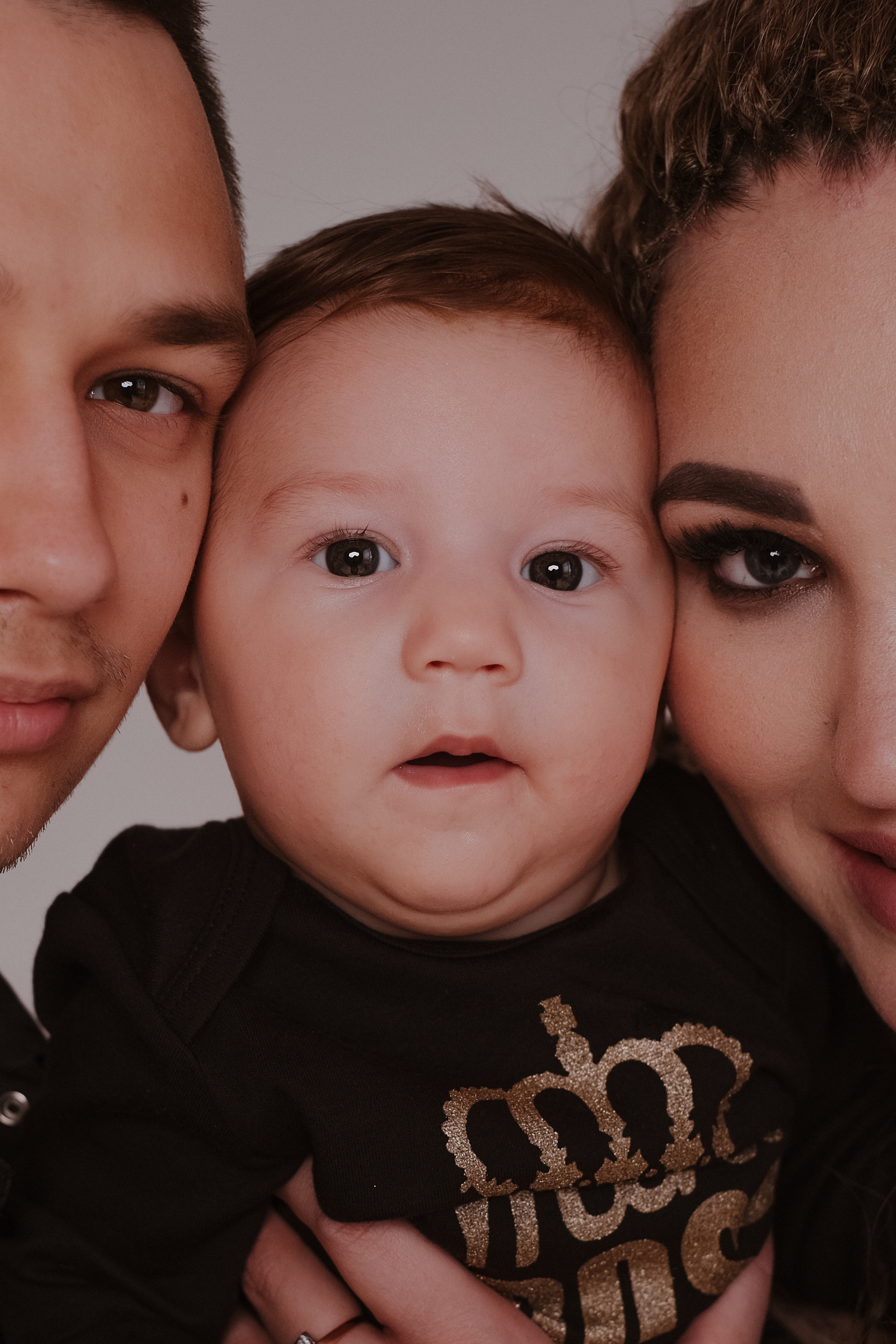 Студийная семейная фотосессия Даша + Артем + Мирон. Свадебный и семейный фотограф г. Волгоград Биленко Ангелина