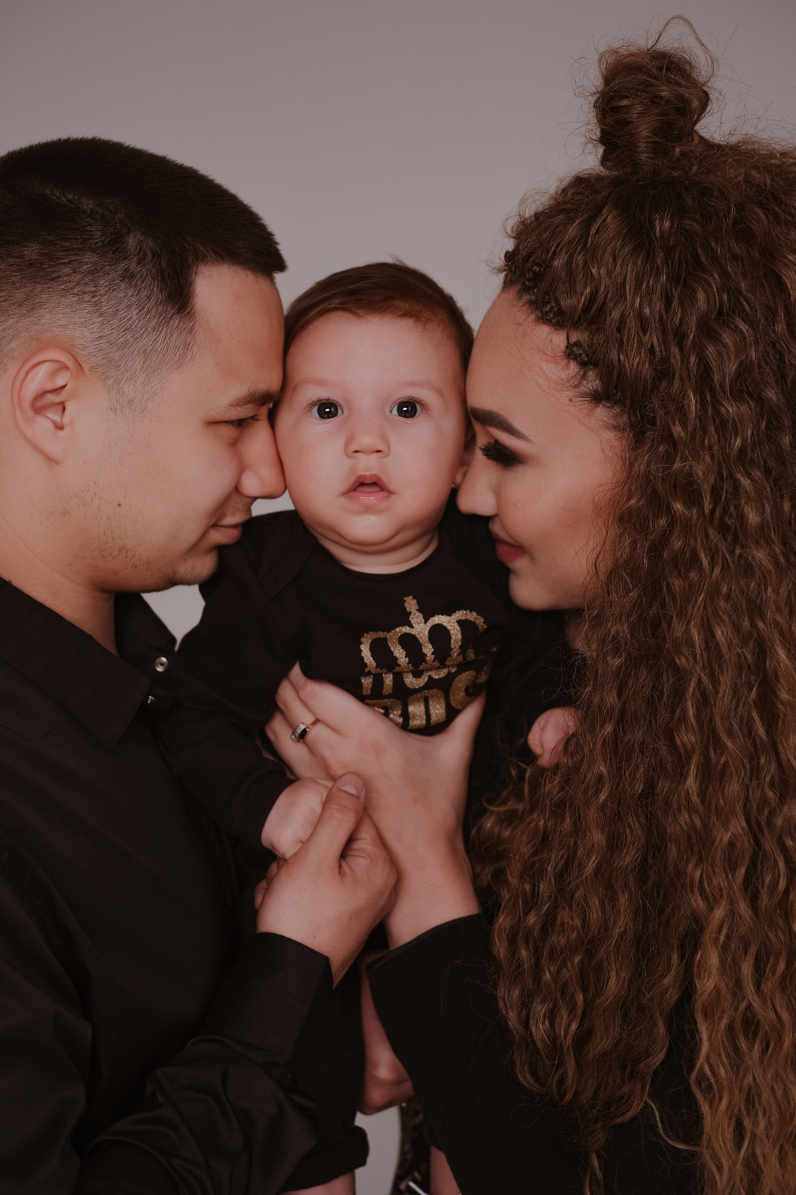 Студийная семейная фотосессия Даша + Артем + Мирон. Свадебный и семейный фотограф г. Волгоград Биленко Ангелина