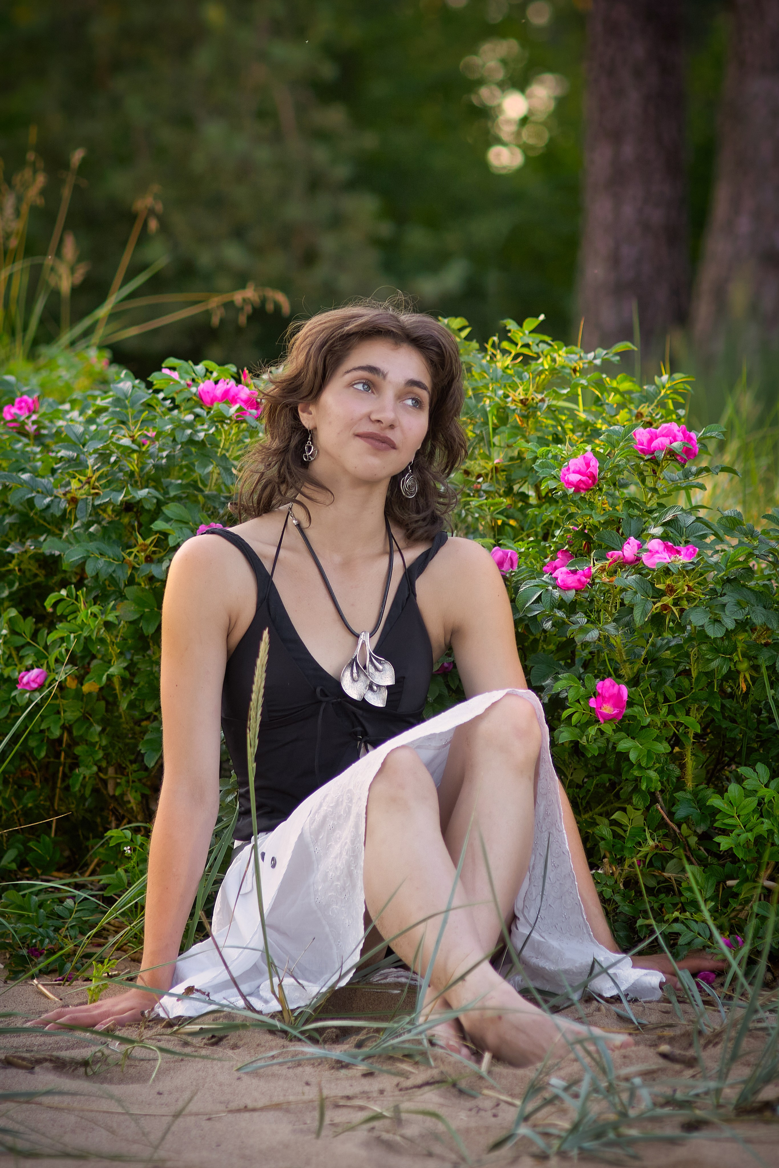 девушка и шиповник роза