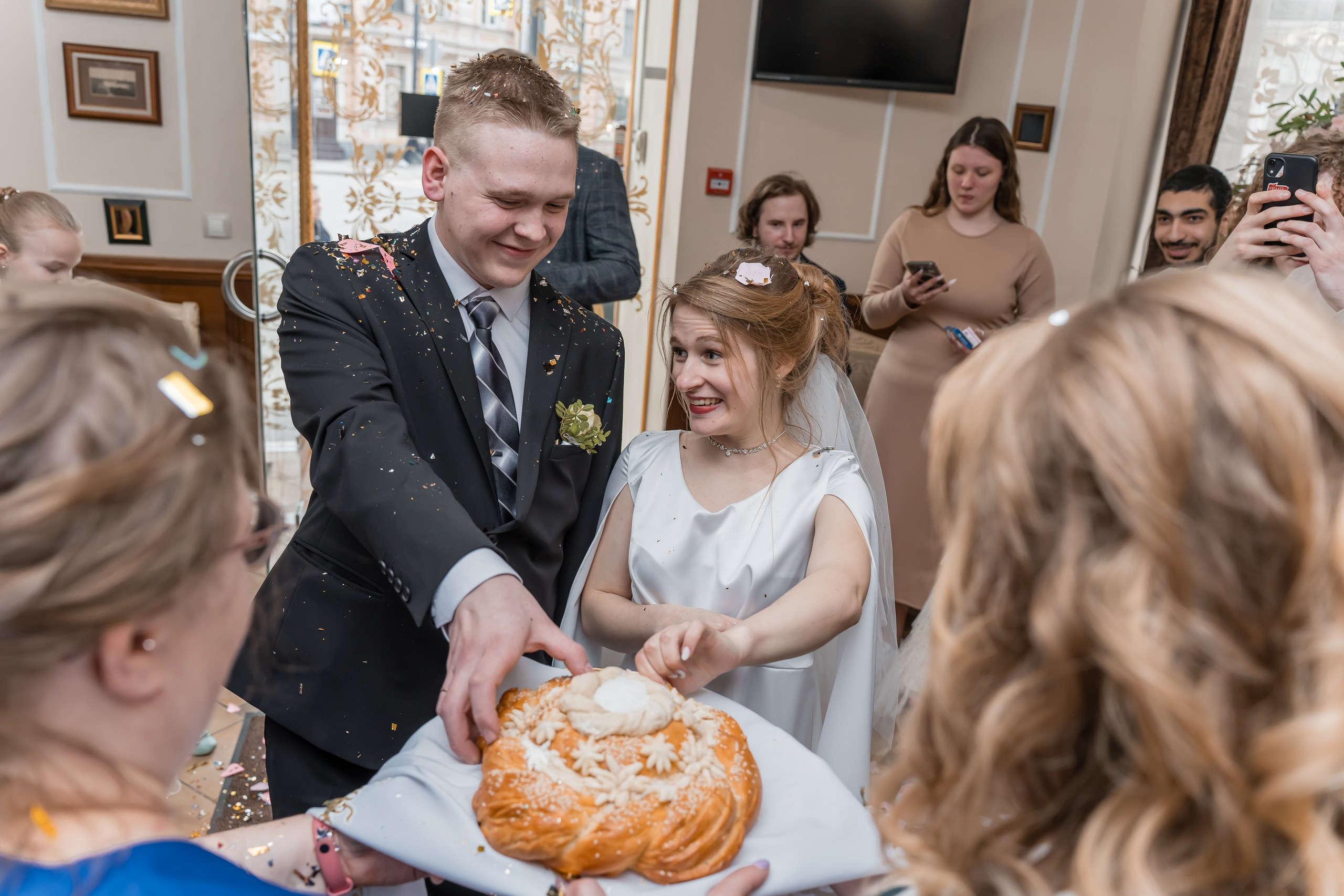 Заказывайте профессиональные услуги фотографа на свадьбу по выгодной цене.