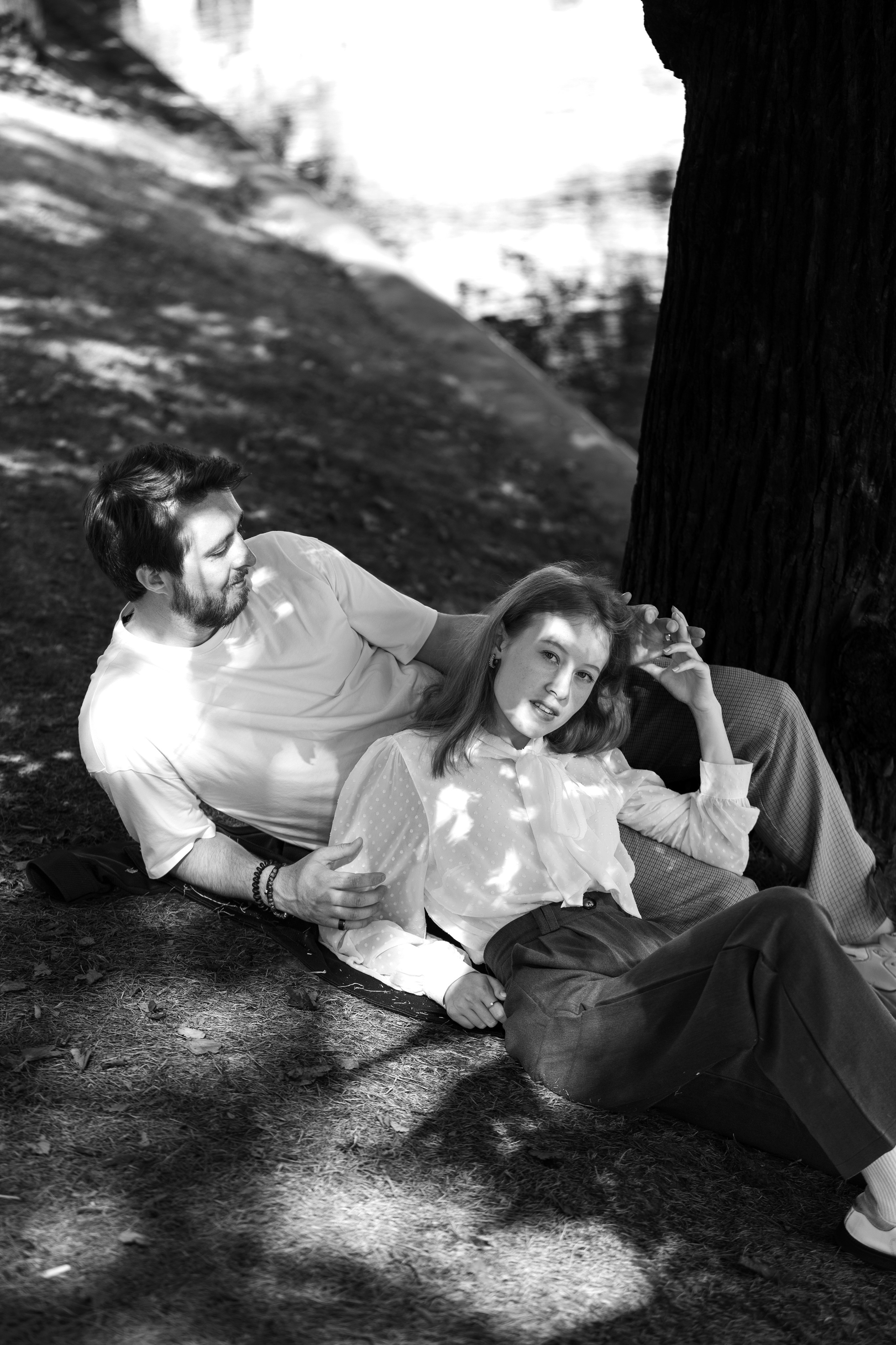 Чёрно-белый портрет пары в любви и доверии.