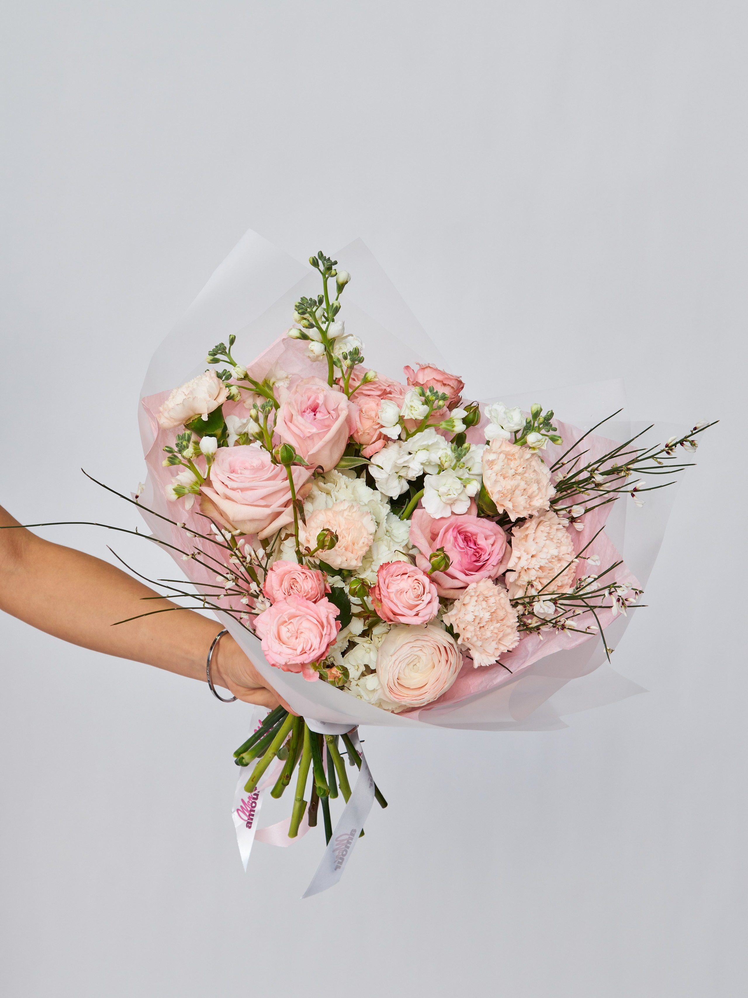 Съемка каталога одежды для брендов и маркетплейсов, ориентированных на трендовую молодежь, в Москве.