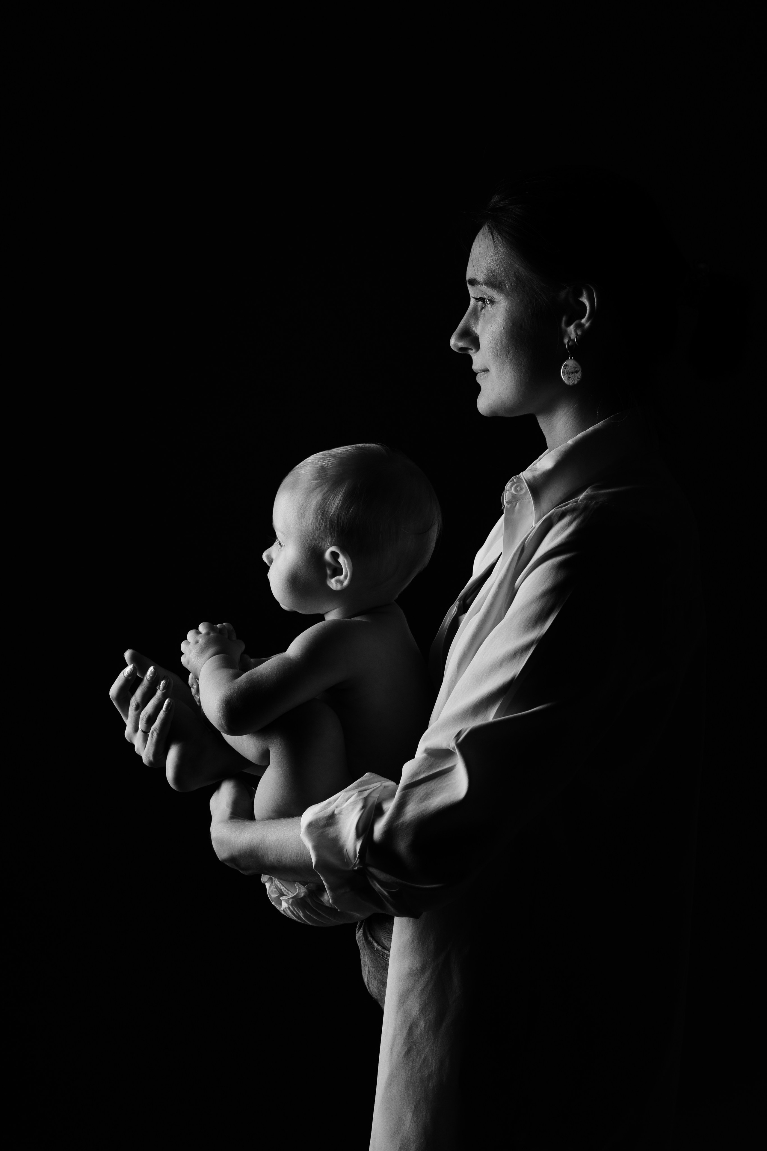 Силуэтный портрет мамы с ребенком в фотостудии