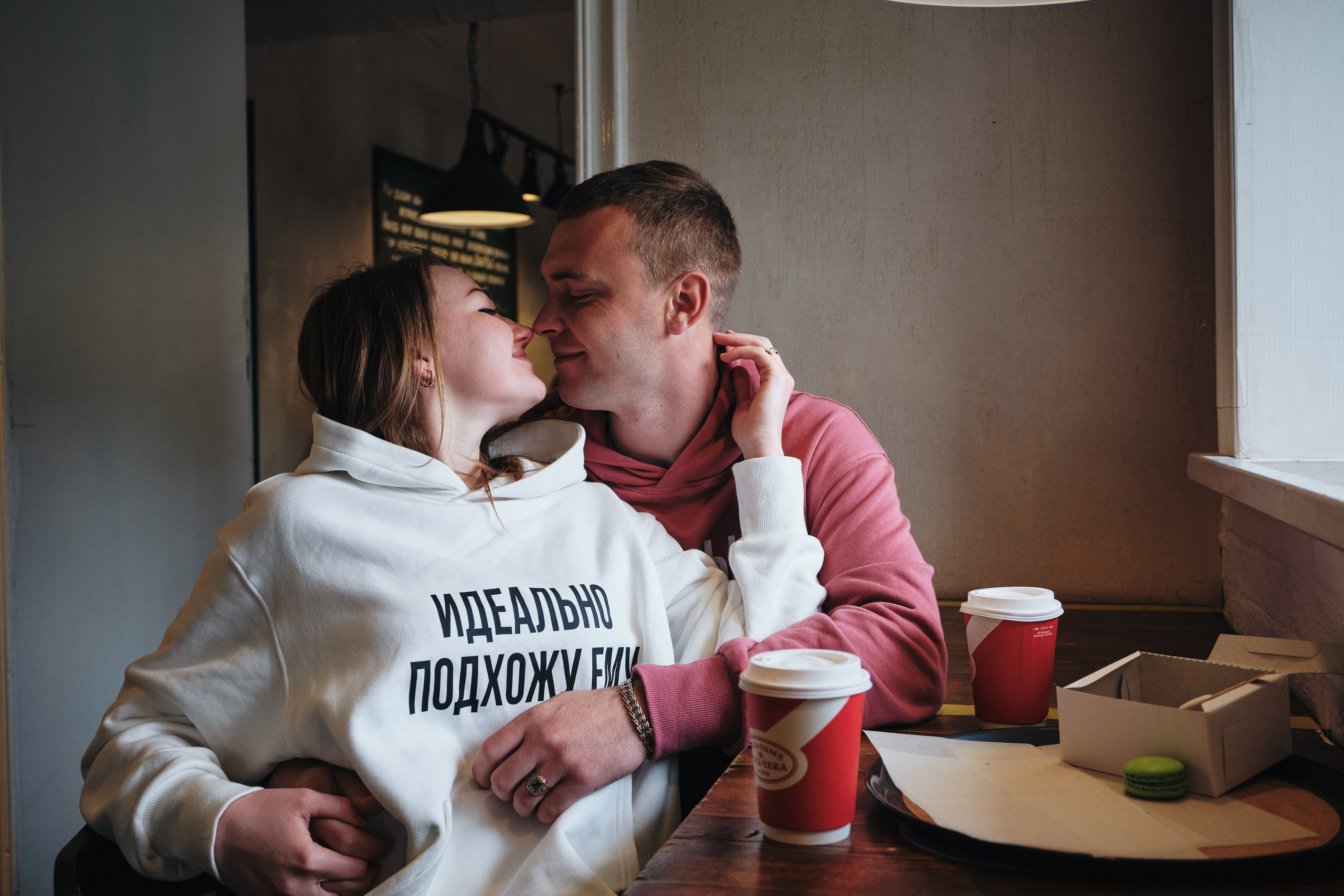 Лавстори съемка в кафе в Питере