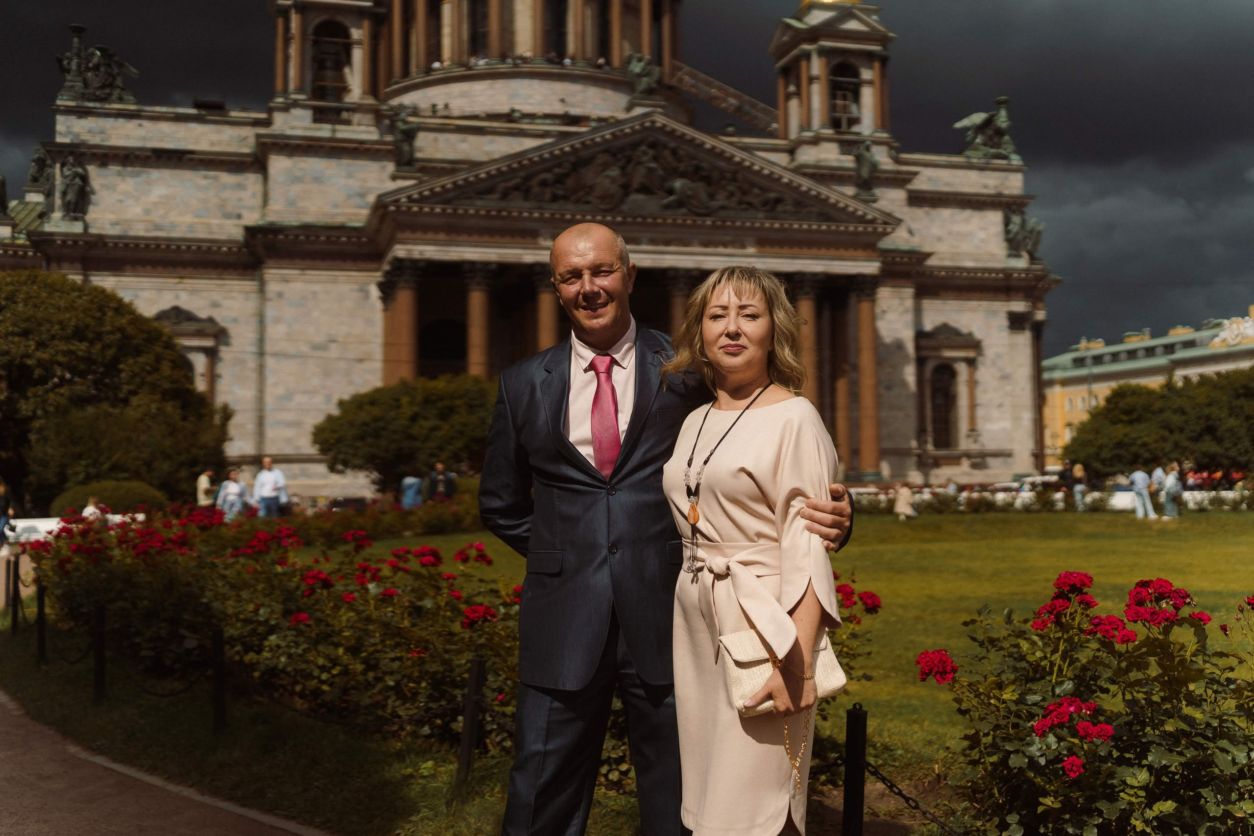 Гости свадьбы в саду у Исаакиевского собора в Петербурге