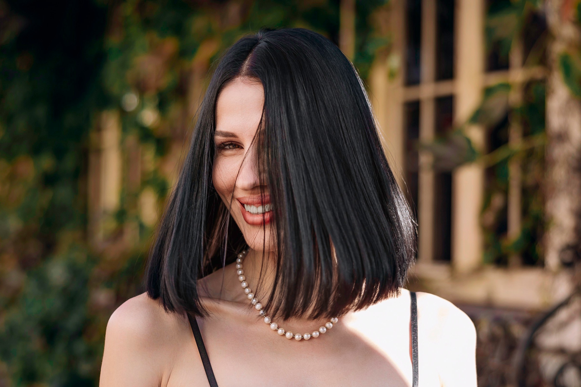 Портрет девушки с развивающимися волосами