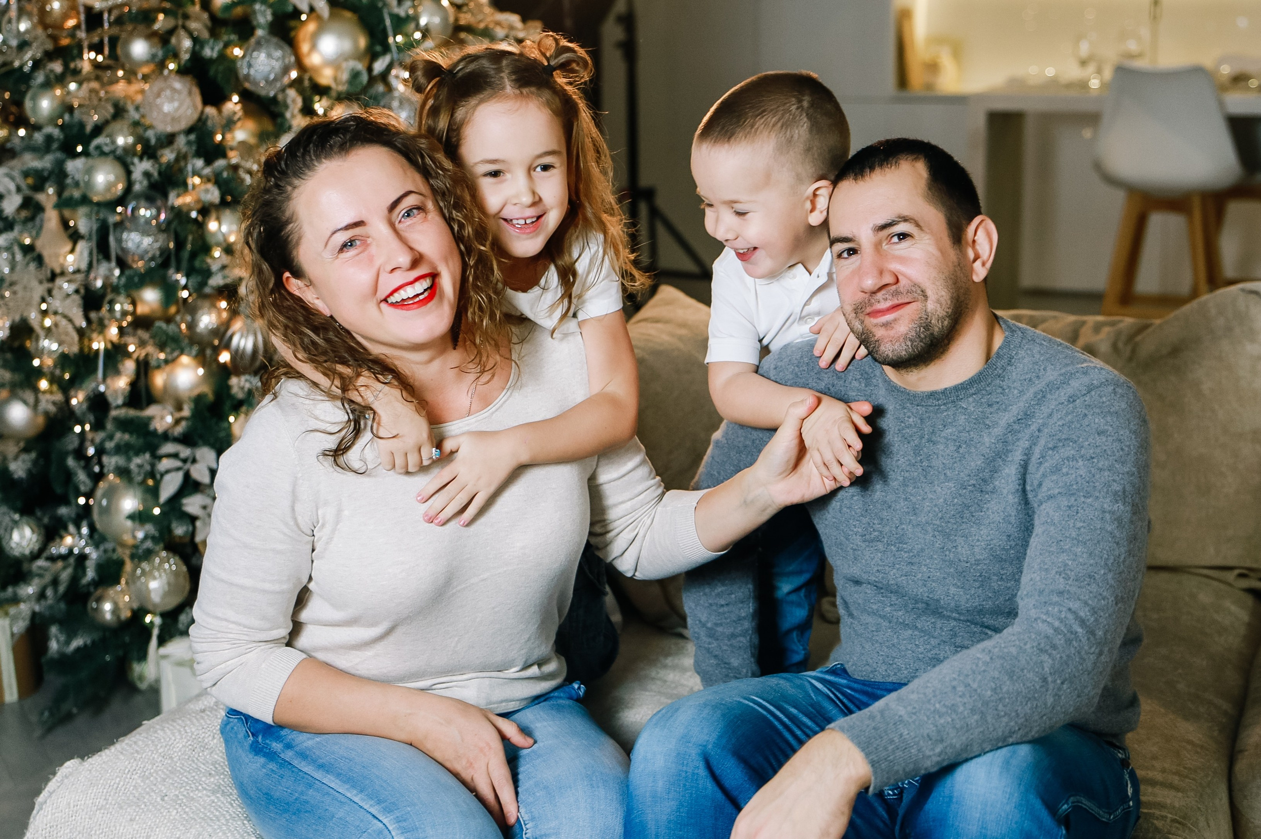 Дружная семья с четырьмя детьми. Визуал для эспертов и блогеров