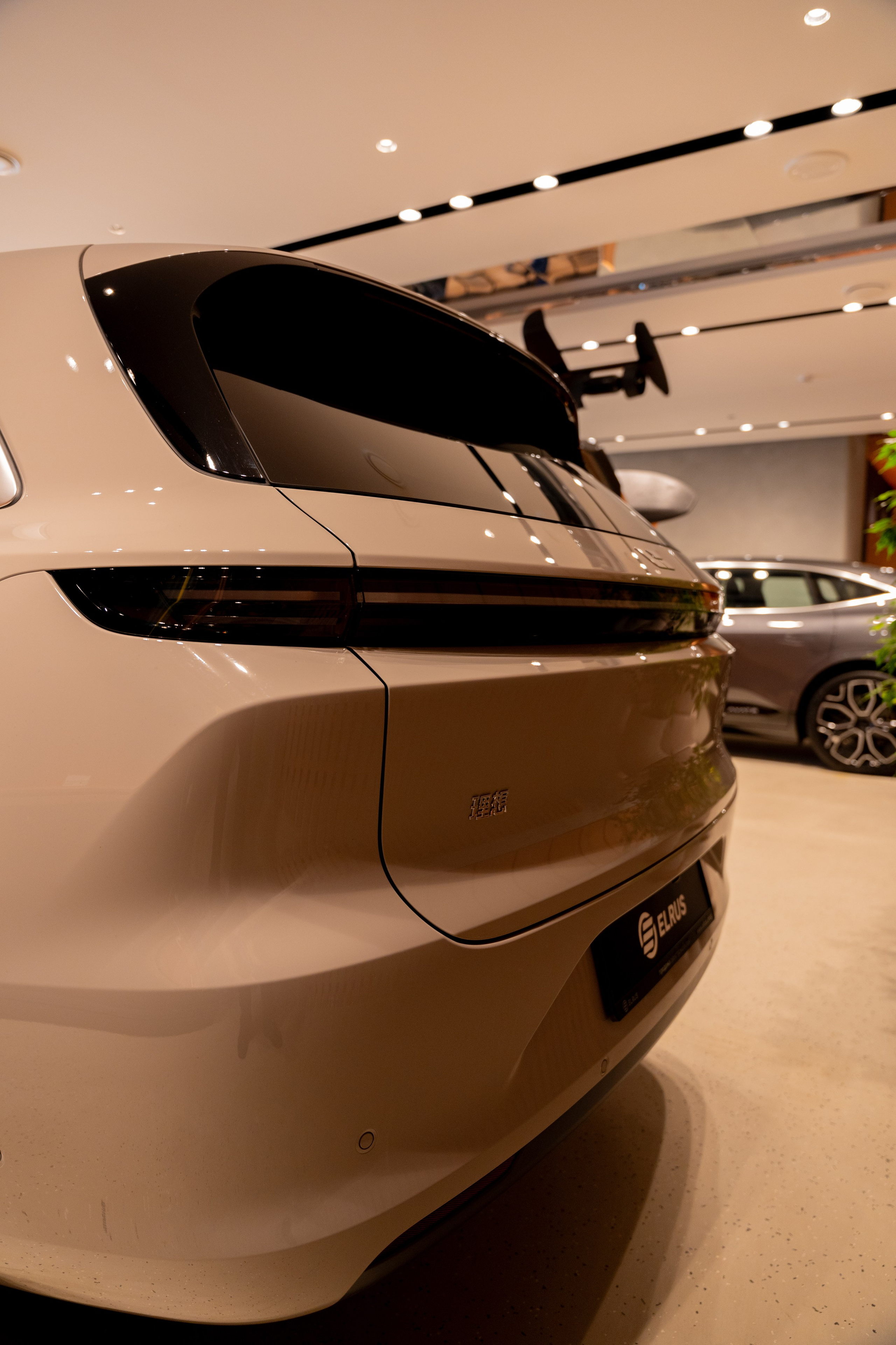 Интерьерная фотосъемка автосалона Elrus в Краснодаре. Zeekr, LiXiang Профессиональная фотосъемка интерьера премиум-автосалона в Краснодаре. Шедевры для Вас! Фотограф и Видеограф в Краснодаре Пахиев Руслан