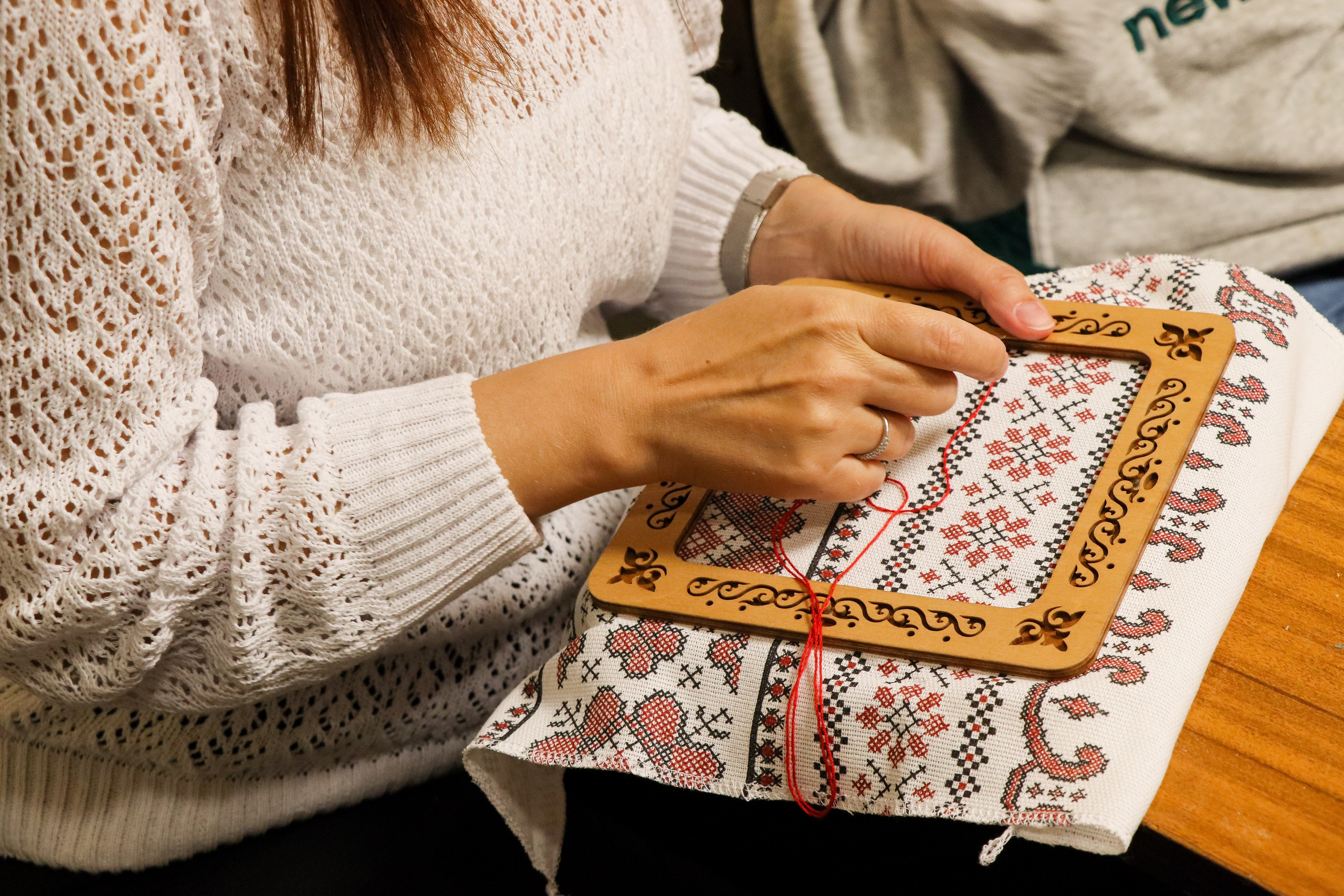 Мастер-класс по вышивке орнаментов. Портретный и репортажный фотограф в Анапе Злата Хидзик