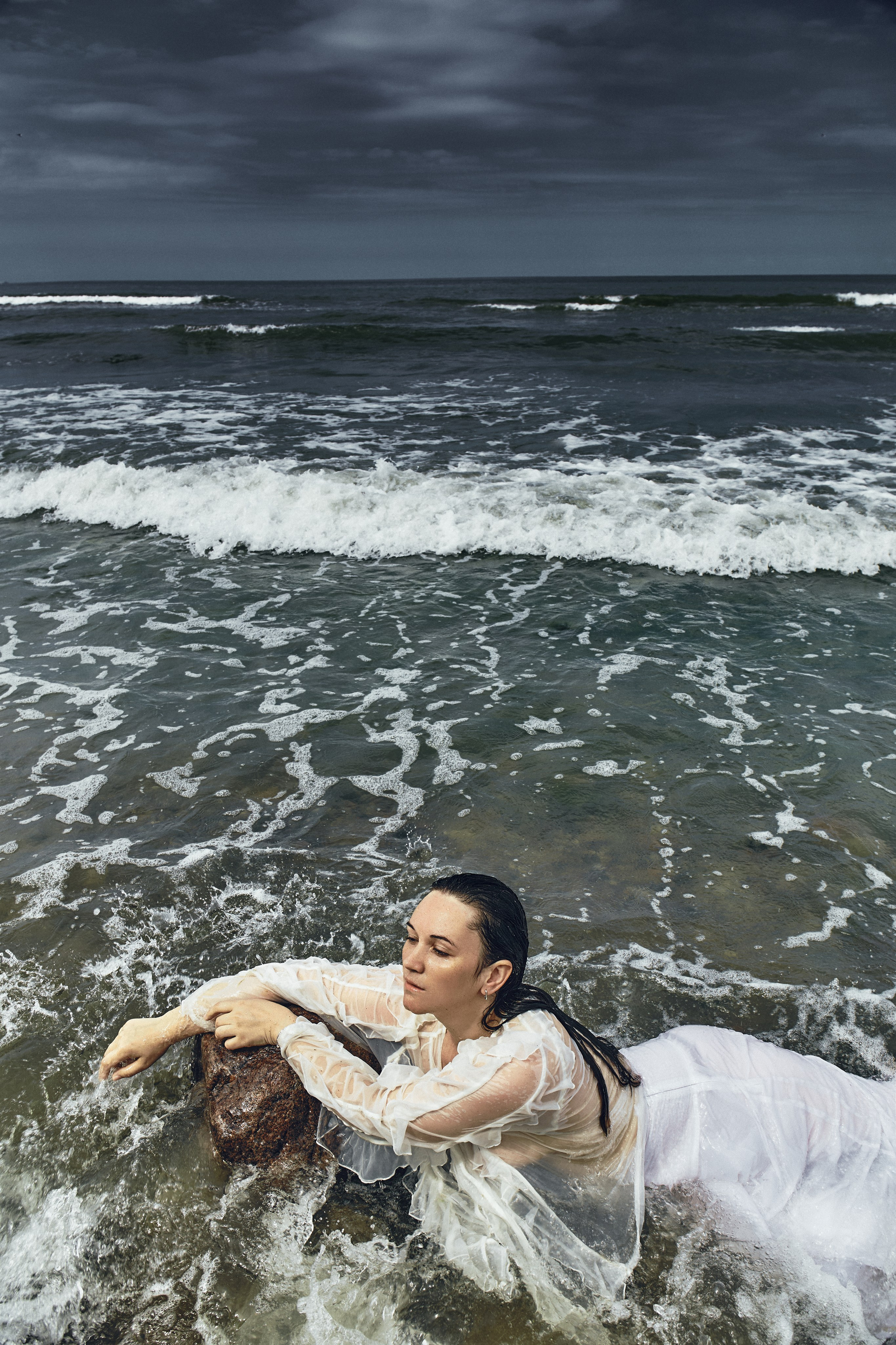 Женская индивидуальная фотосессия у берега балтийского моря для девушки фэшен фотографом Екатериной Врублевской отель Метрополь Зеленоградск Балтийк Куршская коса