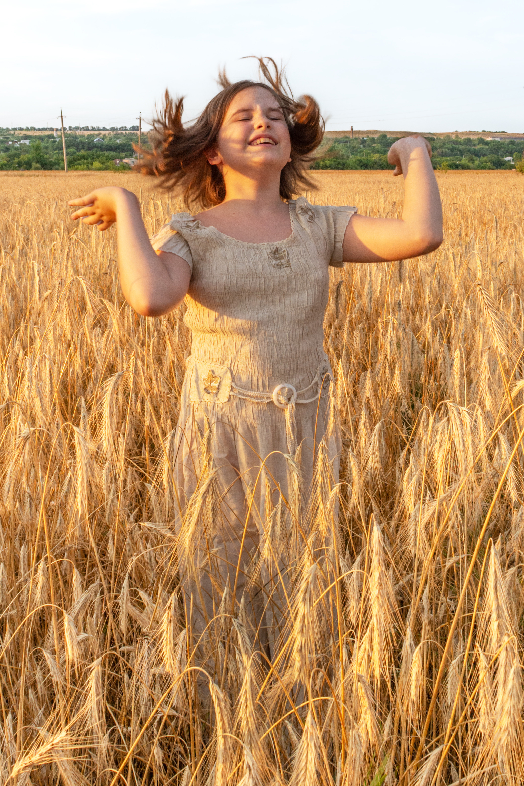 #поле  #пшеница #девочка #прогулка #лето #золотая рожь #колоски #небо #портретдевочки #сборкаурожая #фотопрогулкавполе #девочкапрыгаетвполе