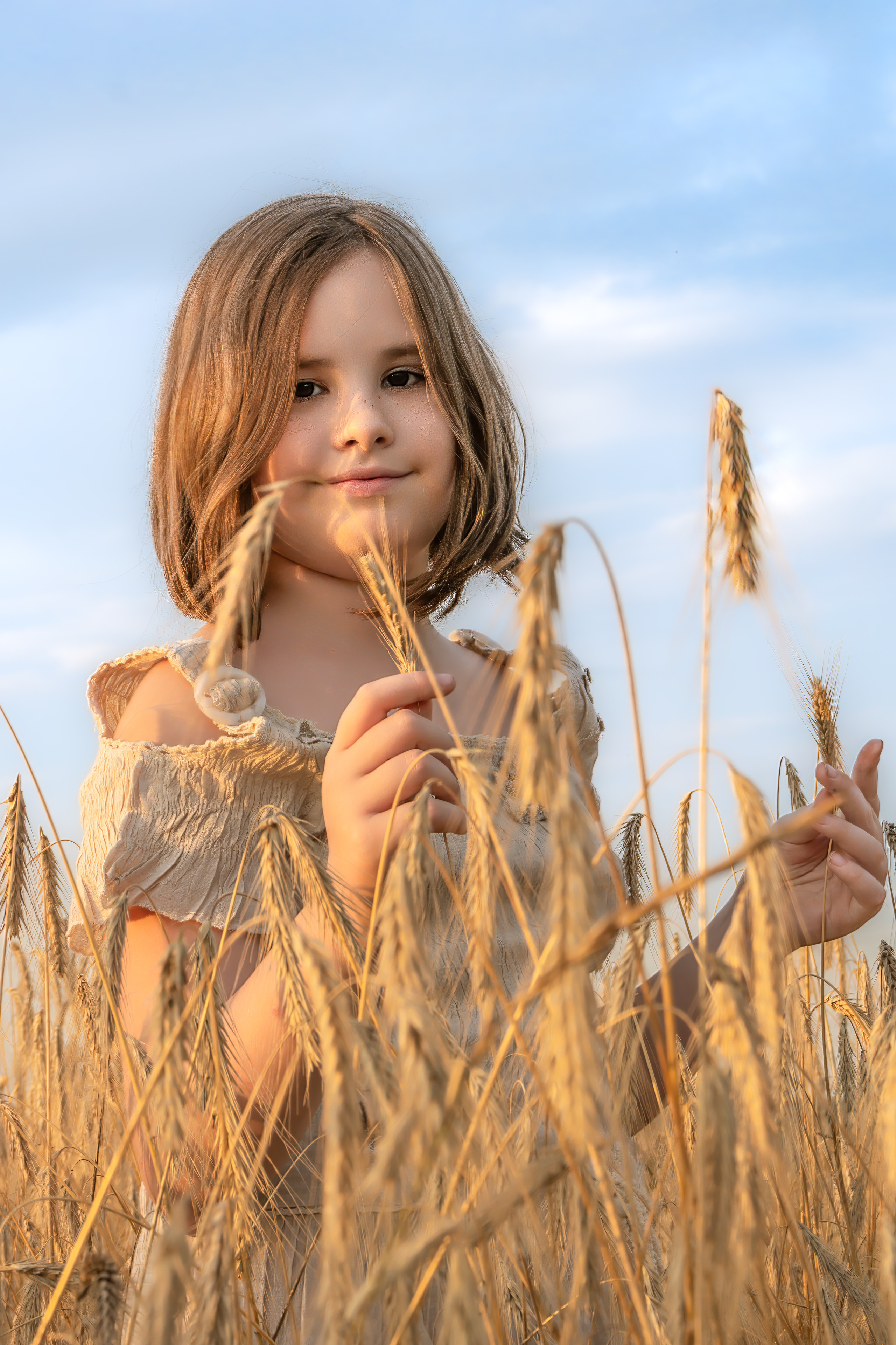 #поле  #пшеница #девочка #прогулка #лето #золотая рожь #колоски #небо #портретдевочки #сборкаурожая #фотопрогулкавполе