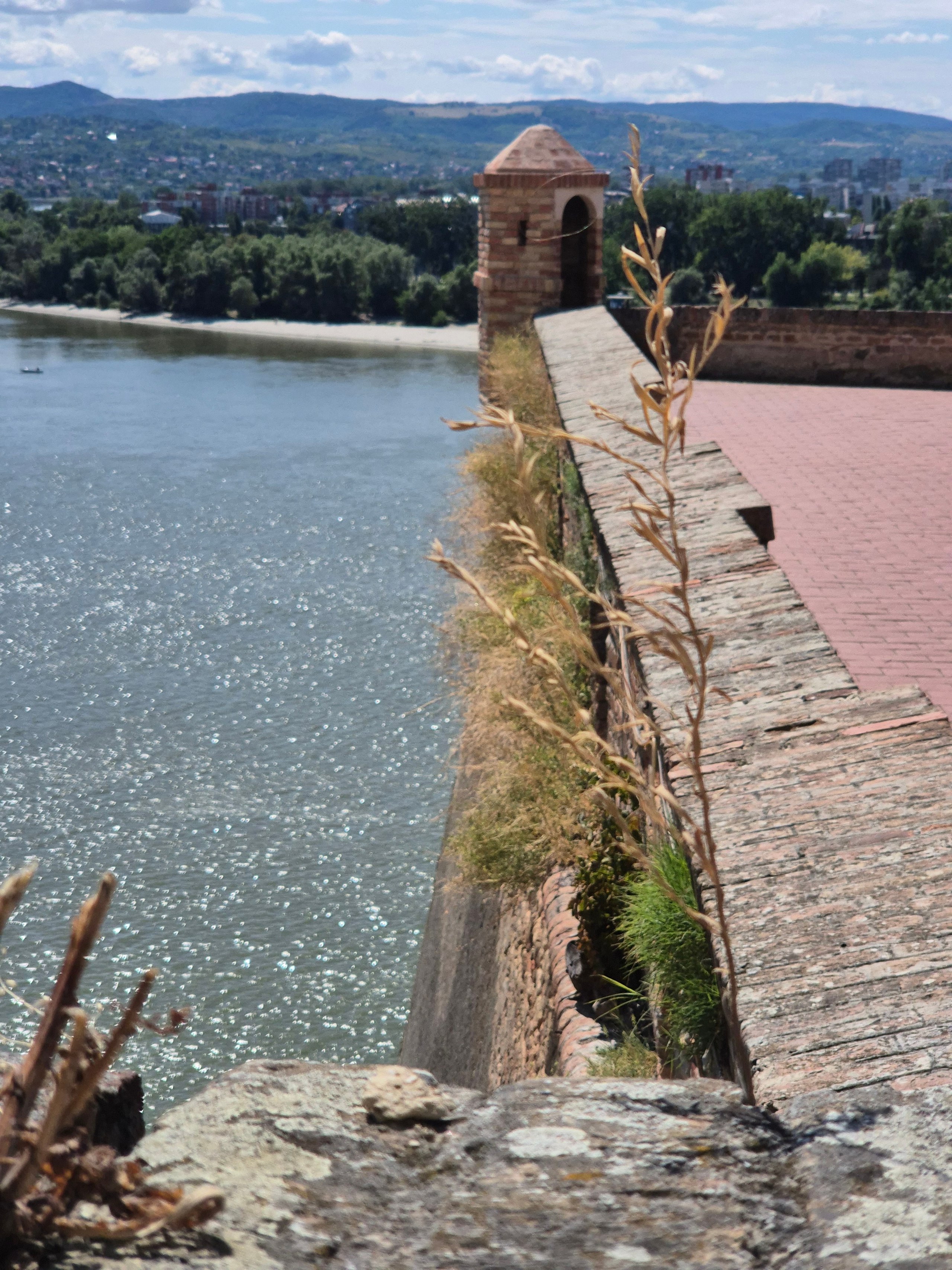 Петроварадинская крепость - заложена в 1692 г для обороны Австро-Венгрии от Османской империи