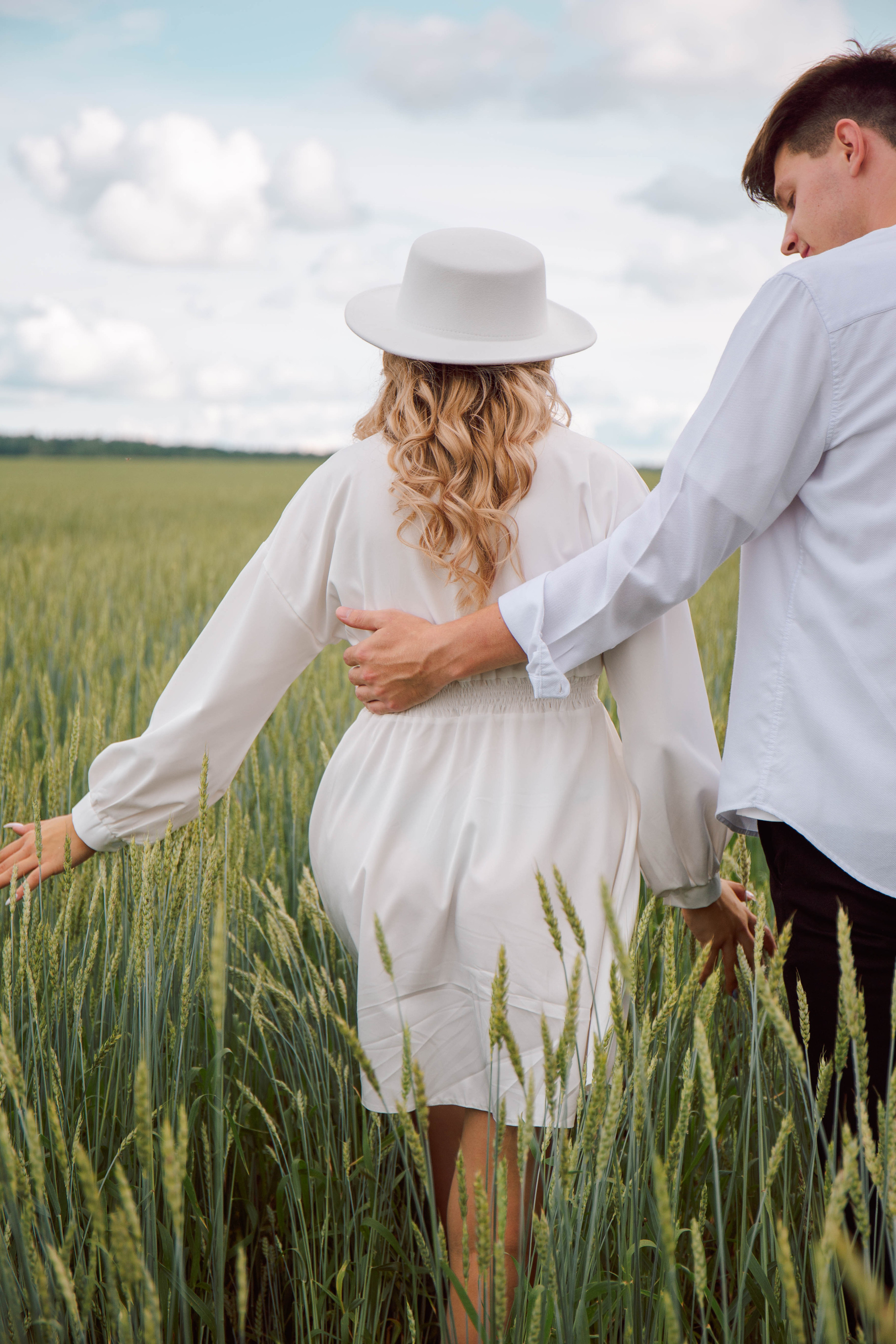 Лето в поле. Для тех, кто не ждёт удачи, а создаёт её. Каждая фотосессия — это твой момент, твой стиль, твой успех. 📸