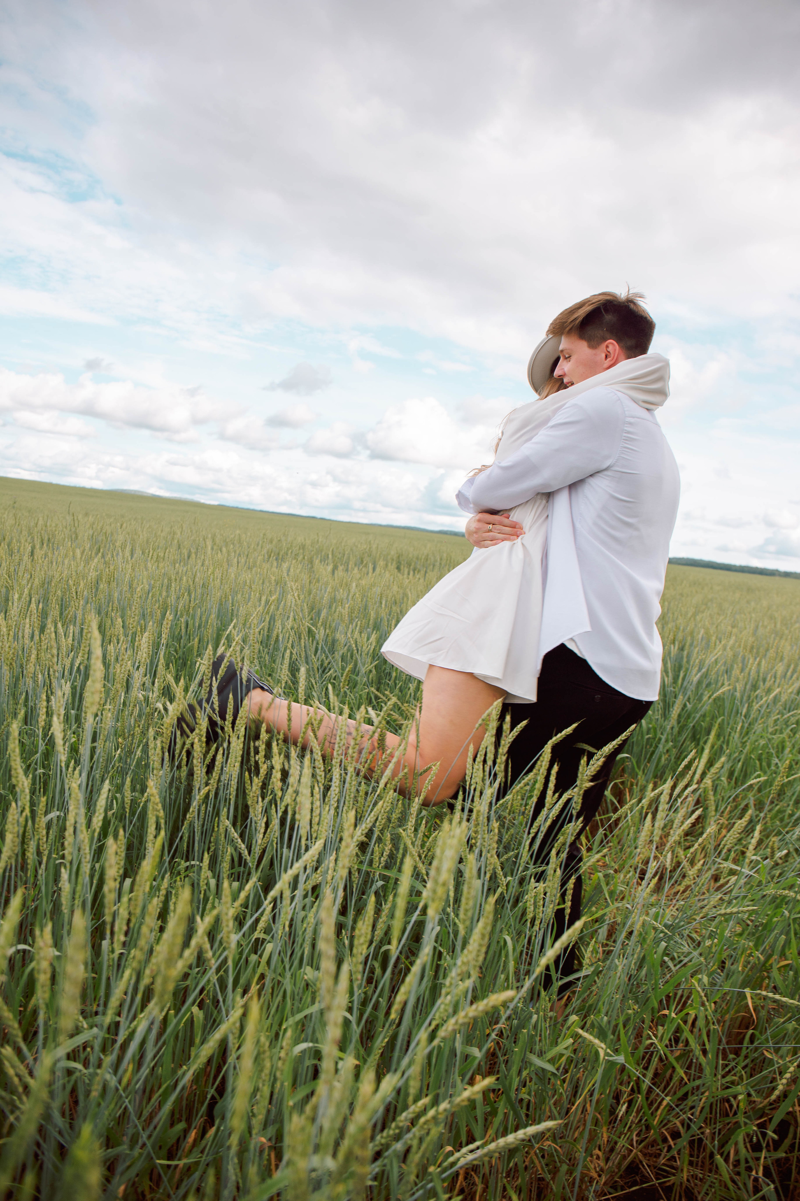 Лето в поле. Для тех, кто не ждёт удачи, а создаёт её. Каждая фотосессия — это твой момент, твой стиль, твой успех. 📸
