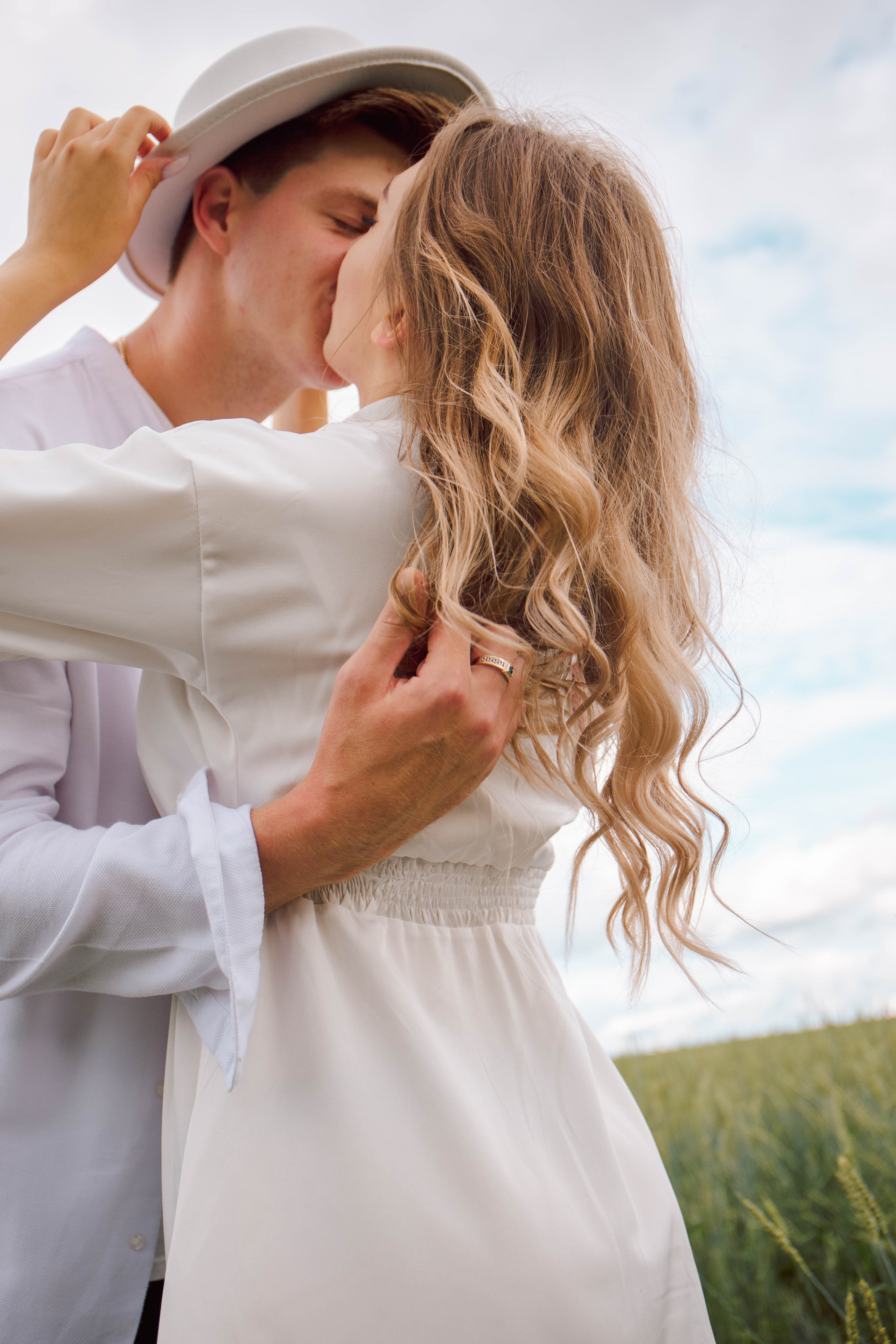 Лето в поле. Для тех, кто не ждёт удачи, а создаёт её. Каждая фотосессия — это твой момент, твой стиль, твой успех. 📸