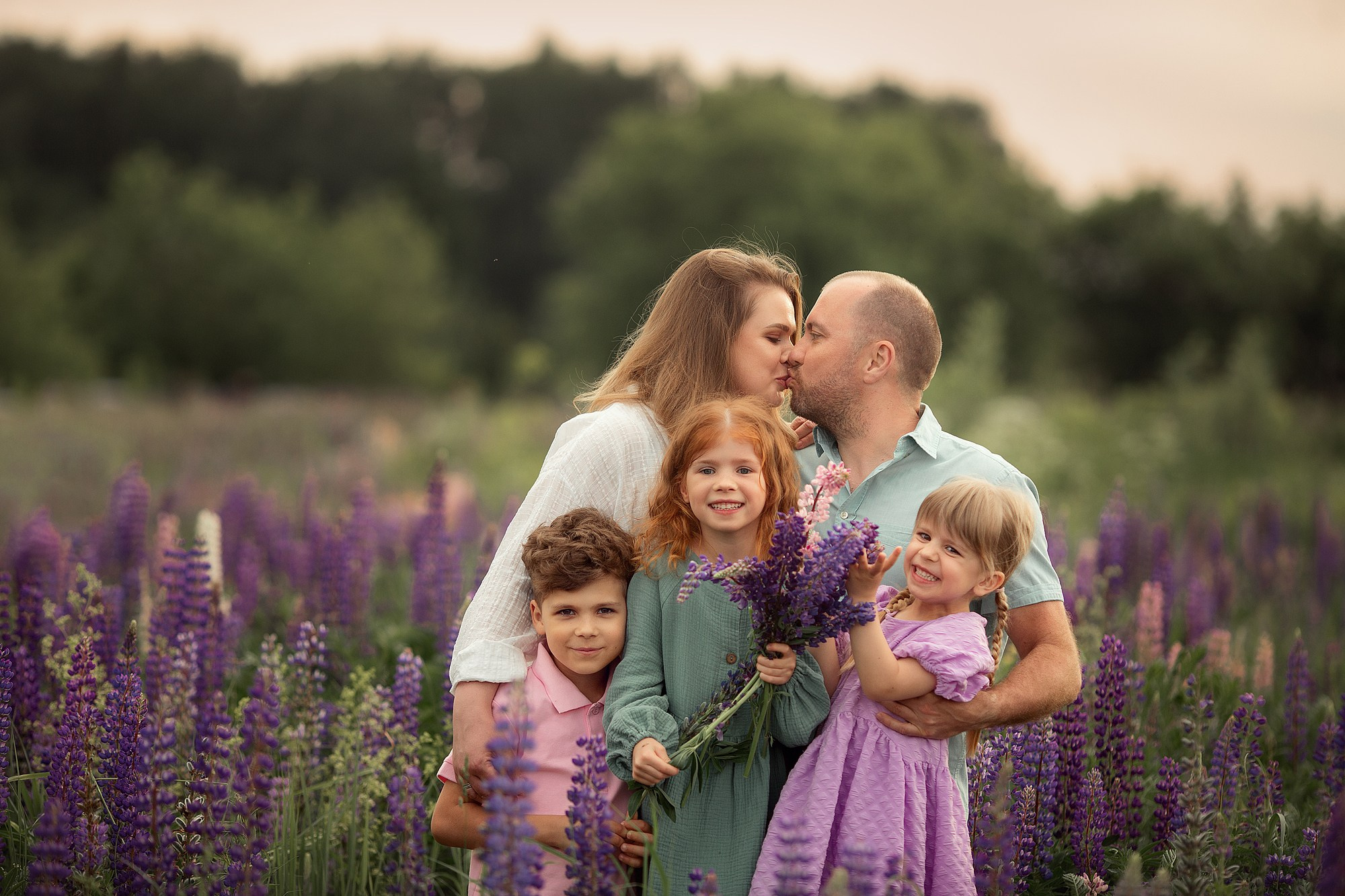 Красивая семейная съемка в люпиновом поле. Tatyana Nadezhdina Family photographer