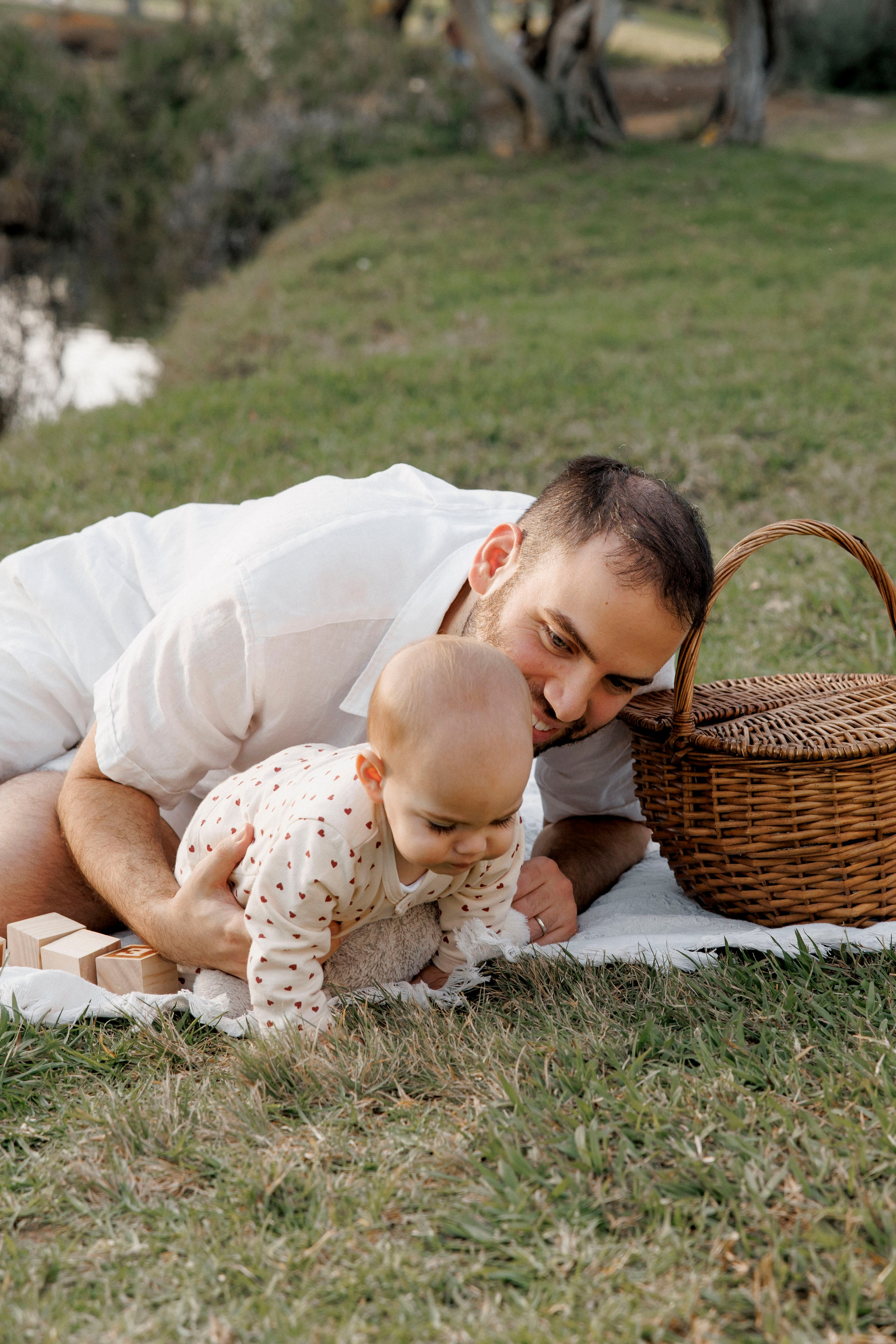 First year photoshoot inside the park (sunset). Wedding and family photographer