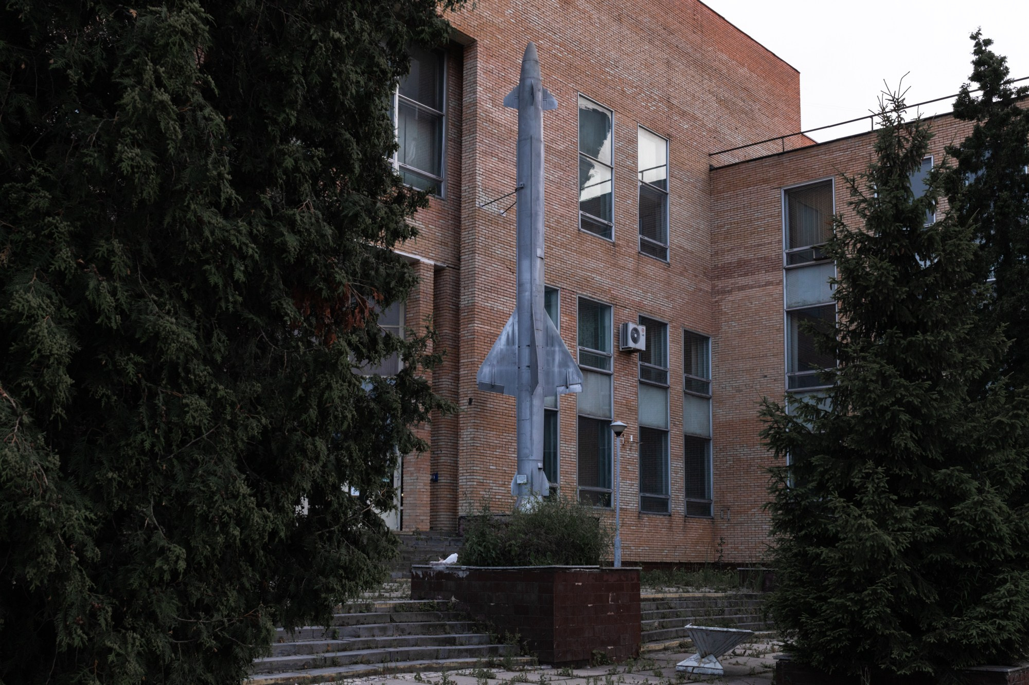 Зенитная управляемая ракета «Изделие 218» комплекса С-25 «Беркут» около входа в Институт подготовки кадров машиностроения и приборостроения. Сам институт закрыт и готовиться к сносу.