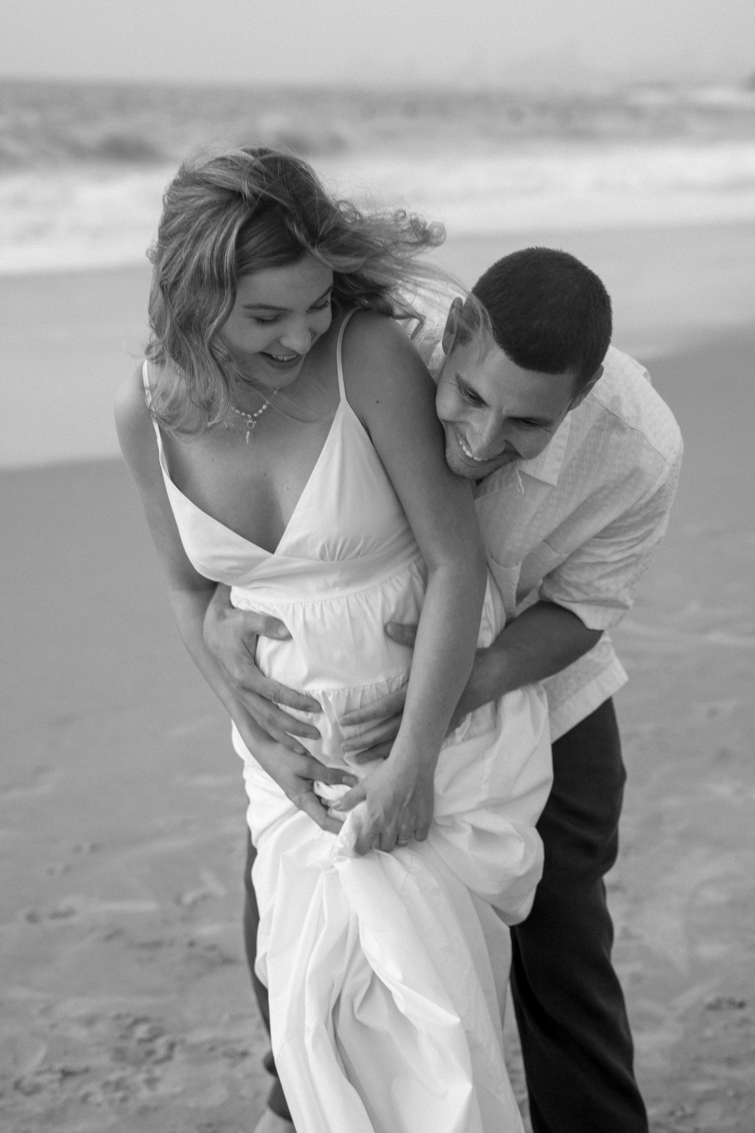 Pregnancy photoshoot near the sea (cloudy weather). Главная