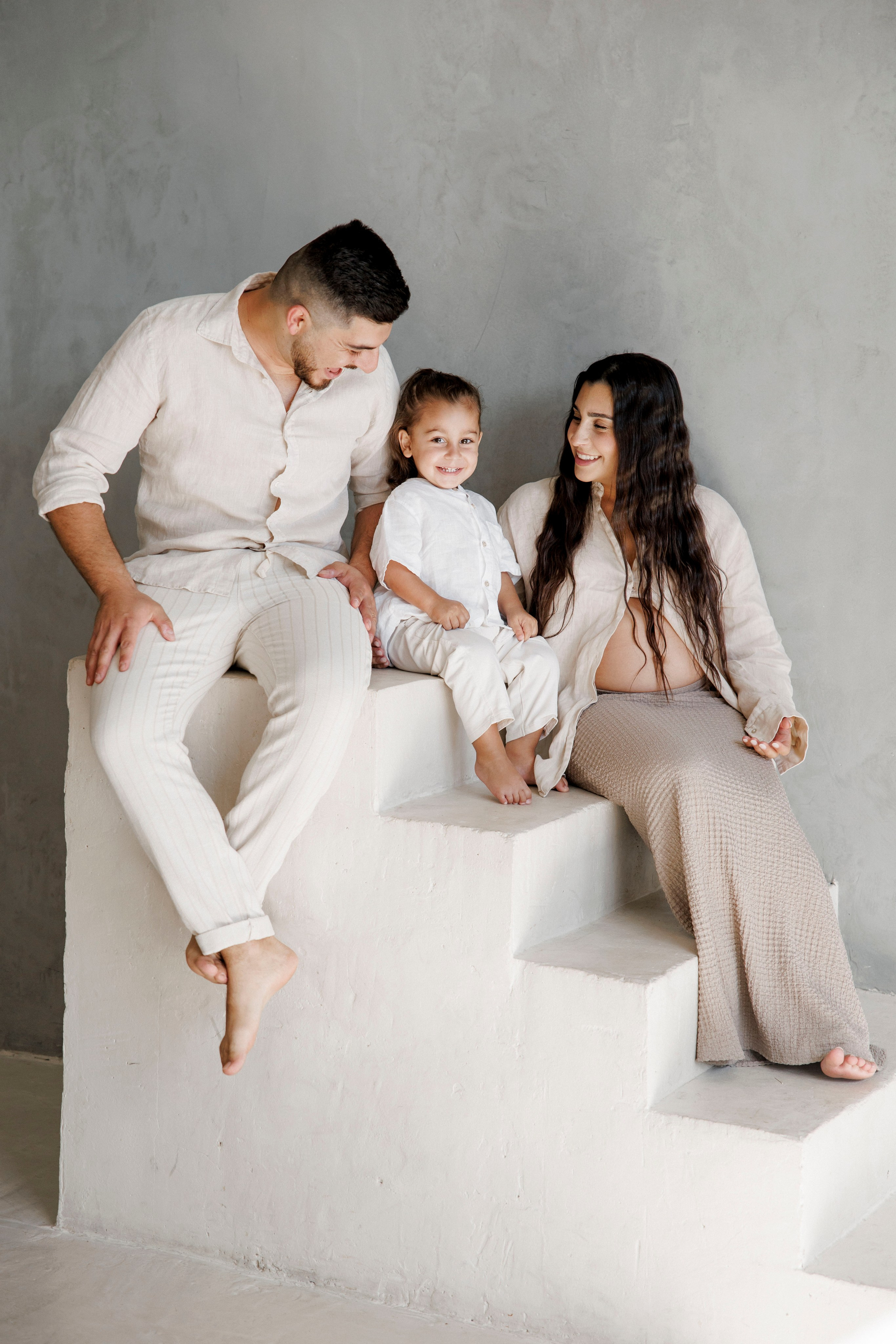 Pregnancy photoshoot inside the Grey Studio. Главная