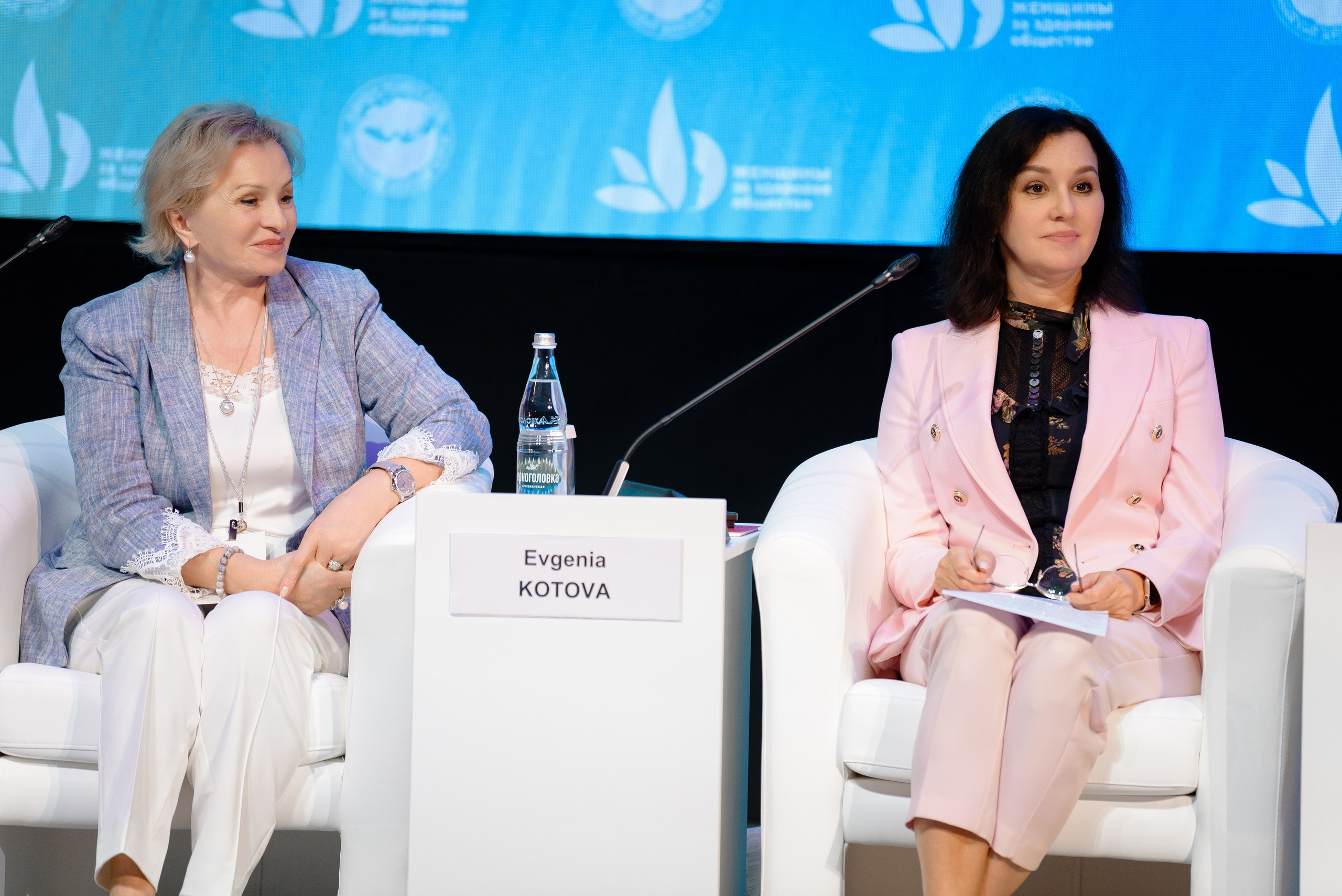 Выставки: Фотография с выставки, на которой посетители изучают представленные экспонаты. Скворцова Вероника. Татьяна Голикова. Михаил Мурашко. Единая Россия. Дума. Министр Здравоохранения. ФМБА. Правительство России. Фотография с форума, на которой участники активно участвуют в дискуссии. Форум здоровое общество