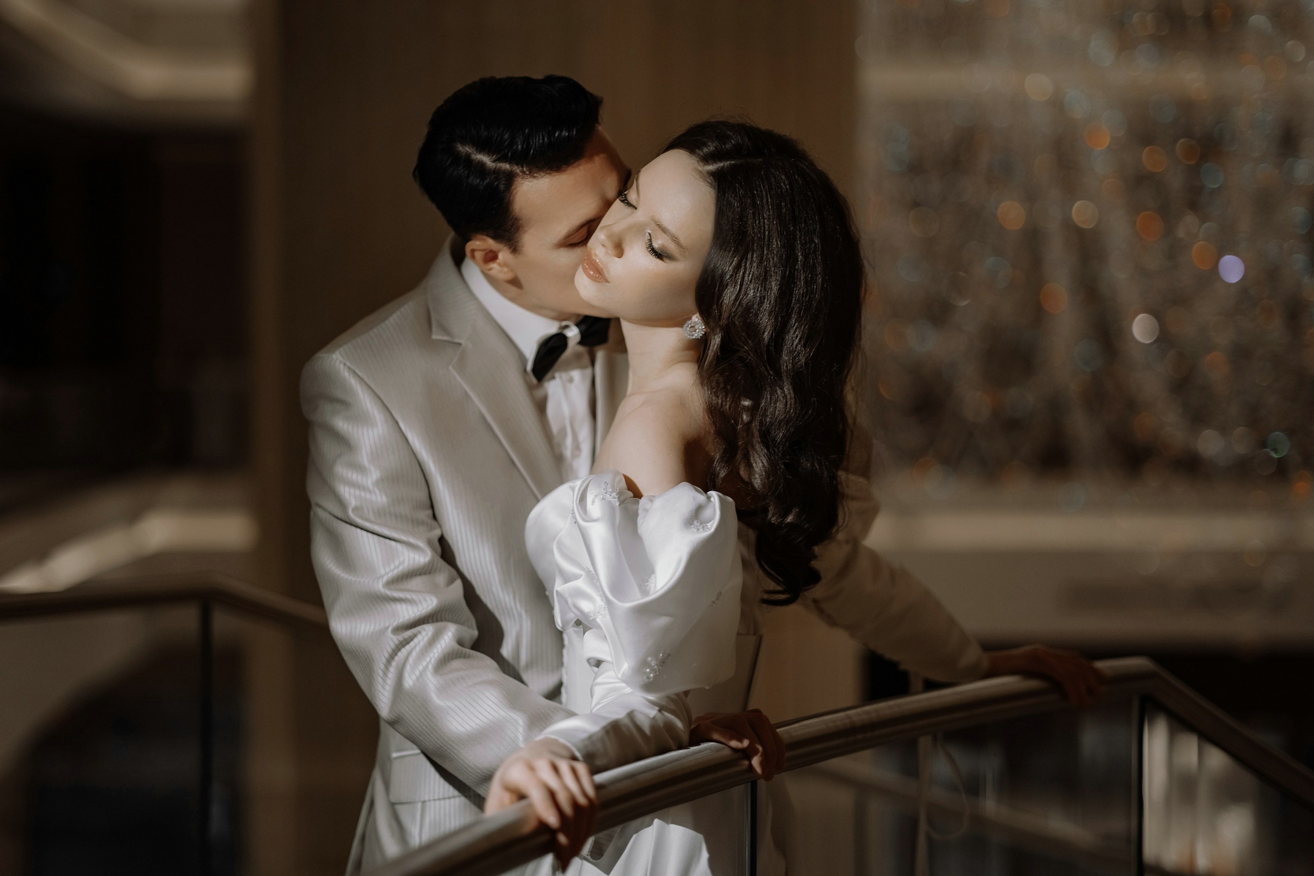 Фотосессия свадьбы на лестнице в Hyatt Regency Moscow Petrovsky Park. Свадебный и семейный фотограф в Москве Светлана Зоткина