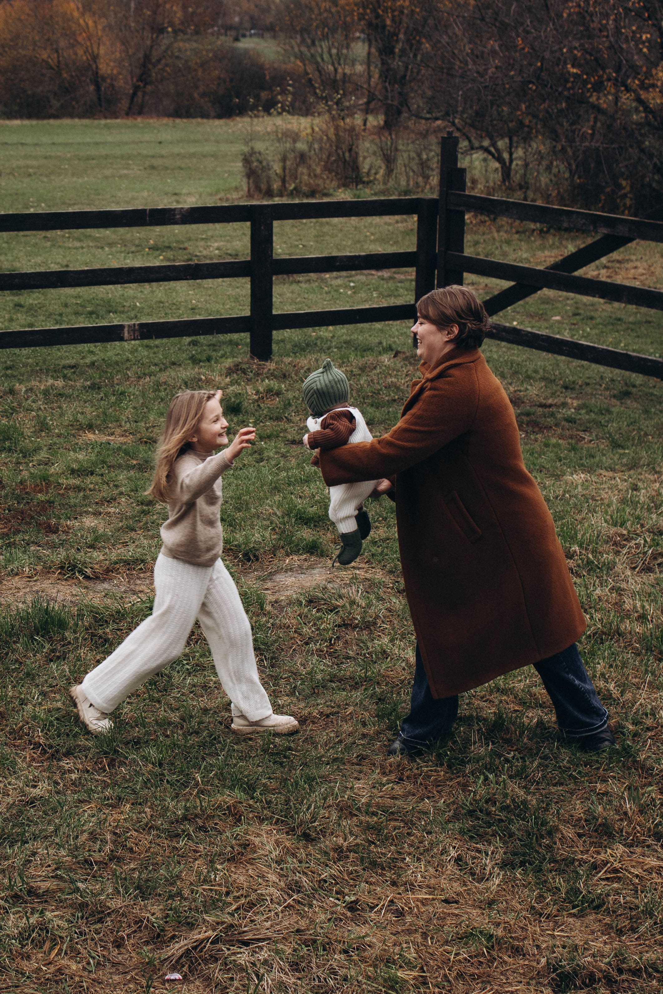Прогулка мамы с детьми в Коломенском. Семейный и детский фотограф в Москве Маргарита Сереброва