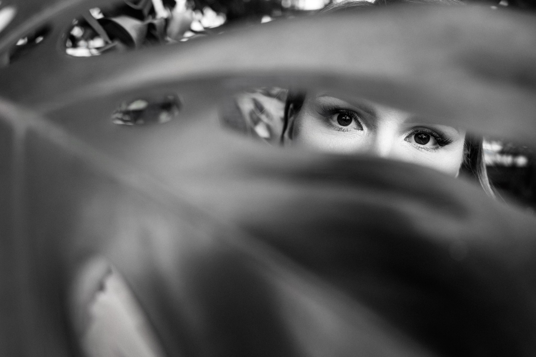 Фотография невесты через траву 