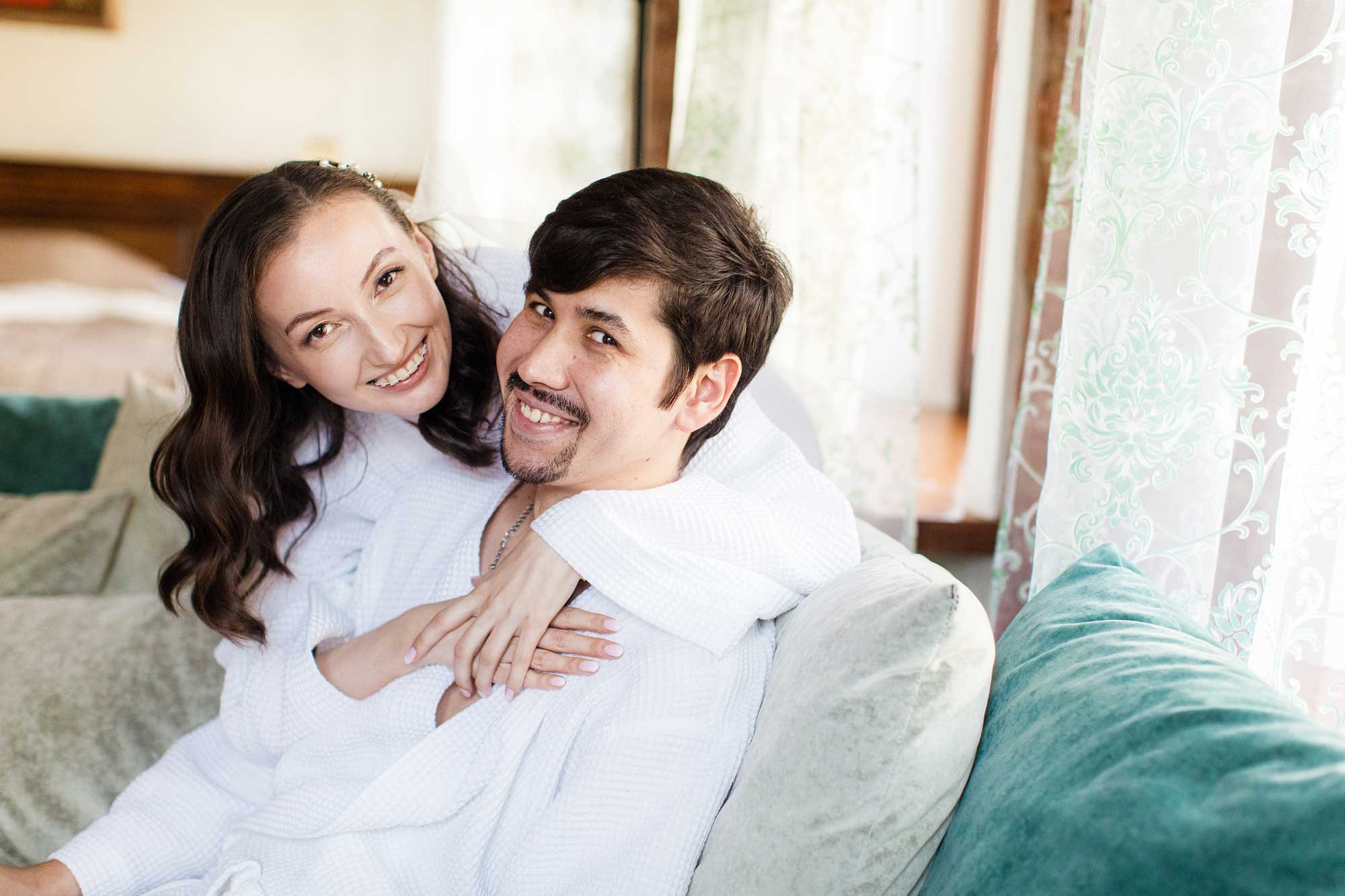 Невеста обнимает жениха