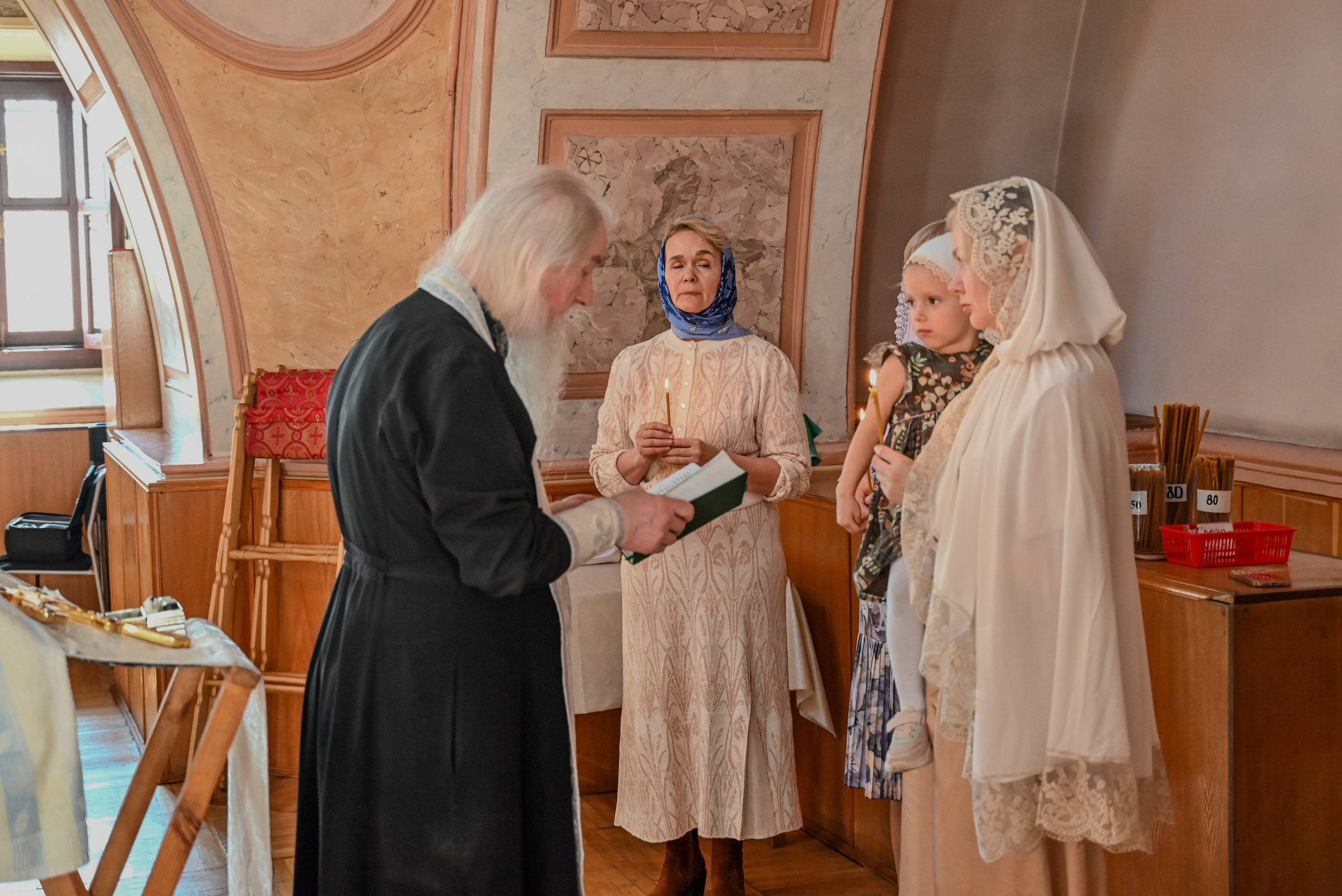 Крещение мама Анна. Семейный и детский фотограф Москва