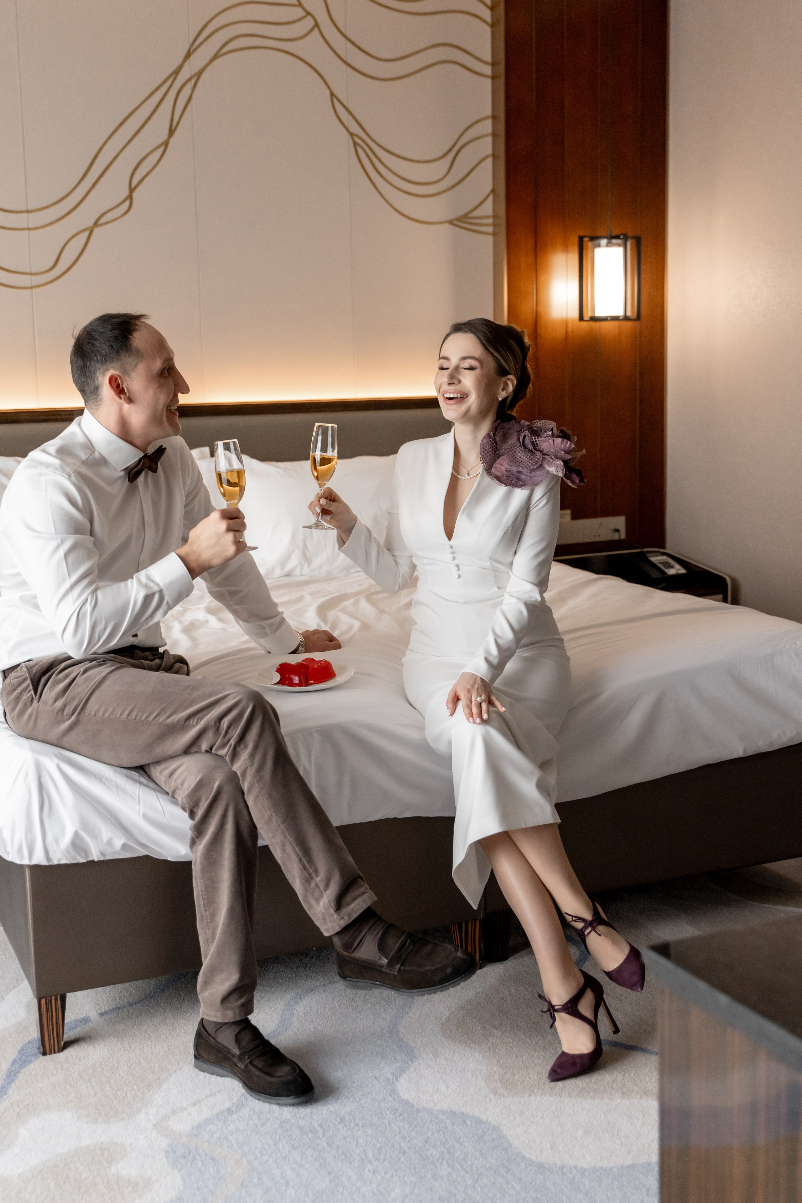 Свадебный фотограф в Москве. Свадебный фотограф Видное, Бутово, Домодедово, Щербинка, Царицыно. Свадебная фотосессия и сборы невесты в отеле Soluxe. Регистрация брака во дворце бракосочетания ВДНХ. Свадьба на ВДНХ. Свадебная фотосессия с ретро автомобилем Чайка. 