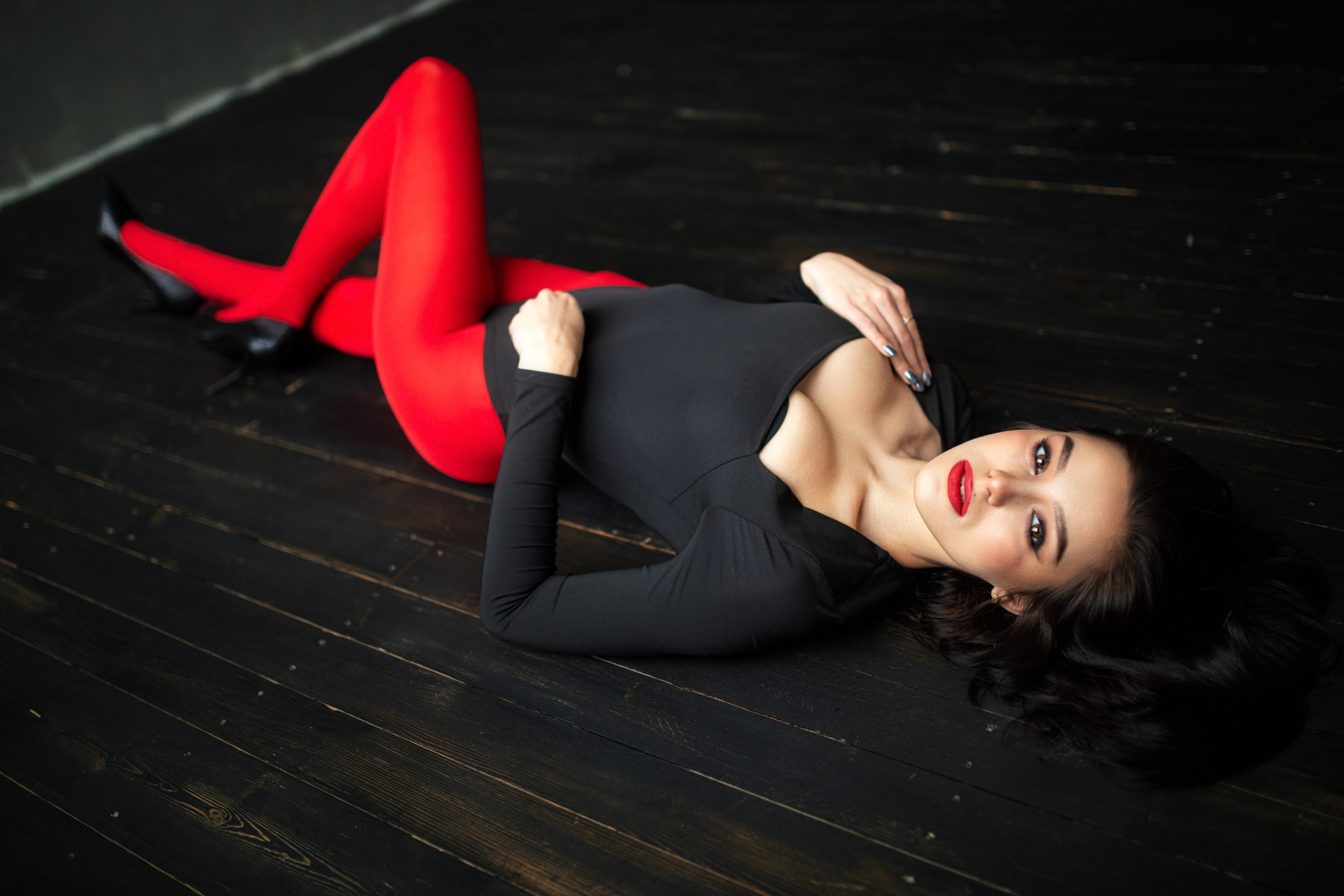 Фотосет с Марианной в студии с минимальным интерьером в формате для «себя»