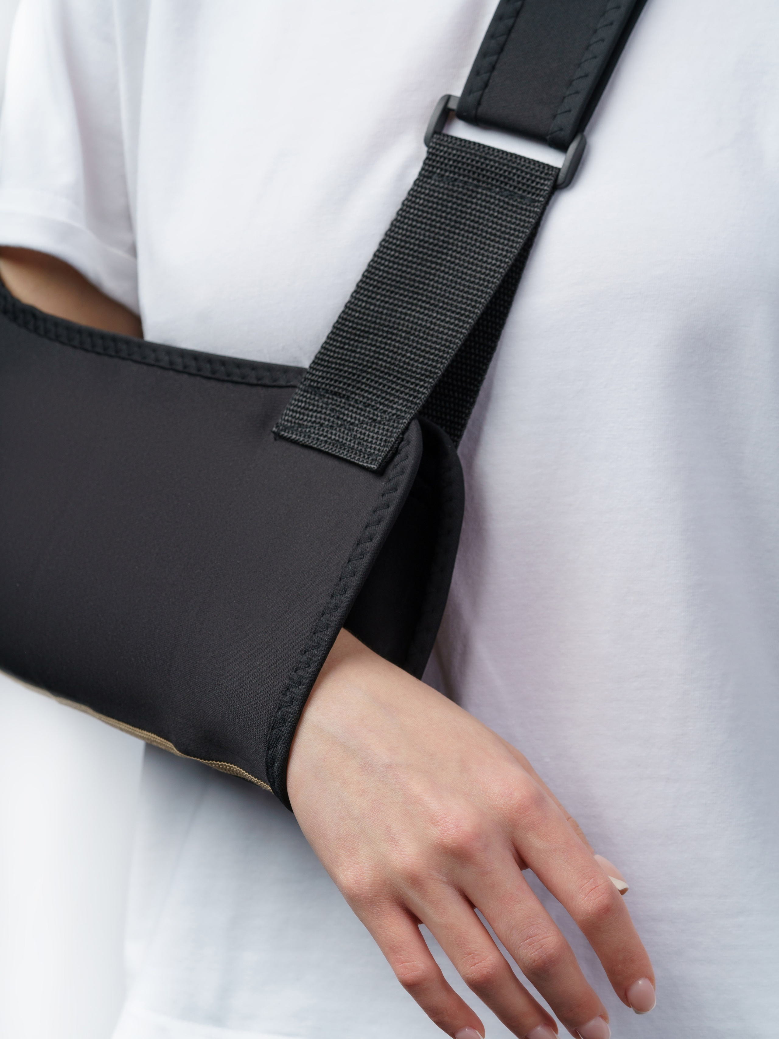 Бандаж-косынка, модель Анна. KED Production — продакшн из СПб. Создаём фото, видео и контент, который помогает брендам и селлерам продавать больше