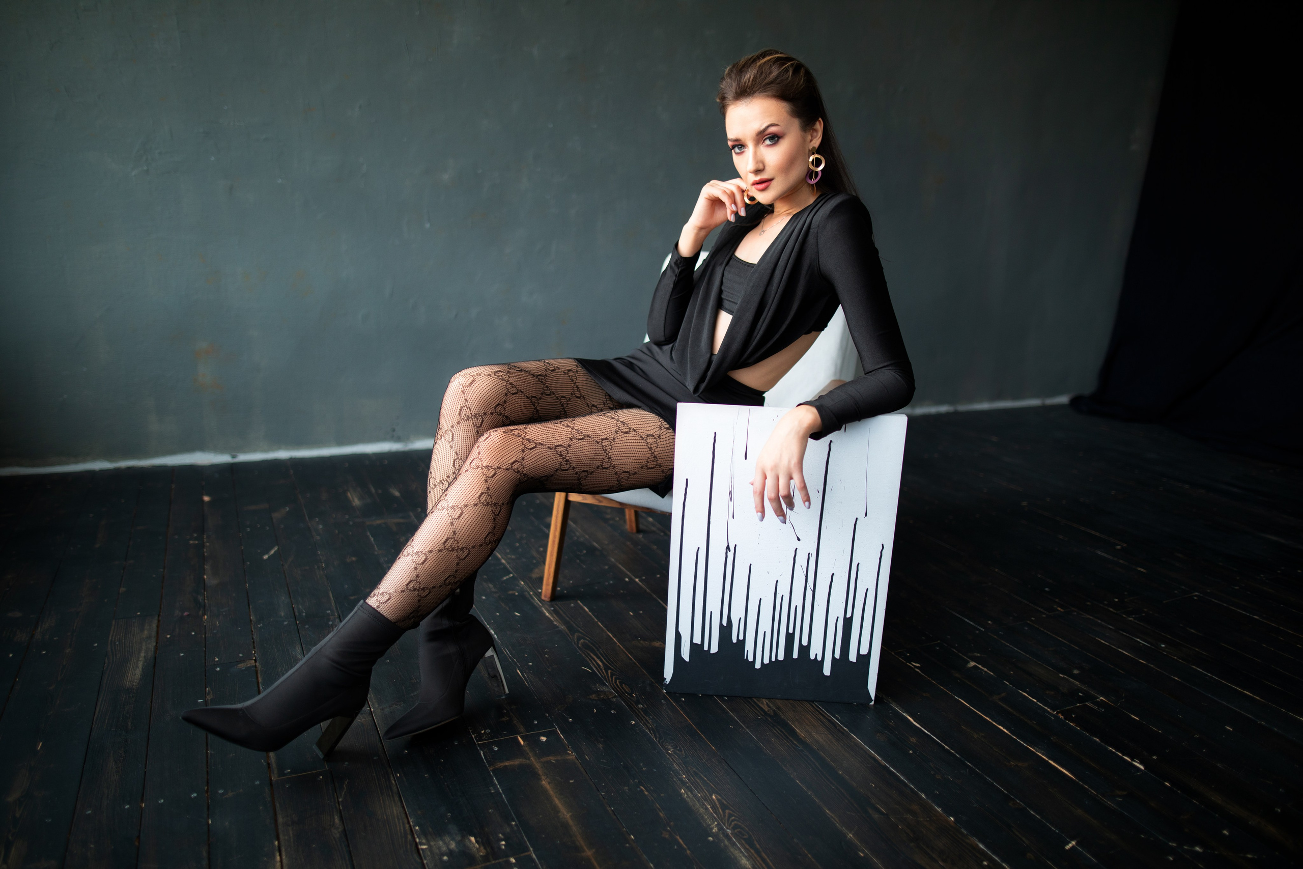 Студийный фотосет с Анастасией в минимальном интерьере в формате для «себя»