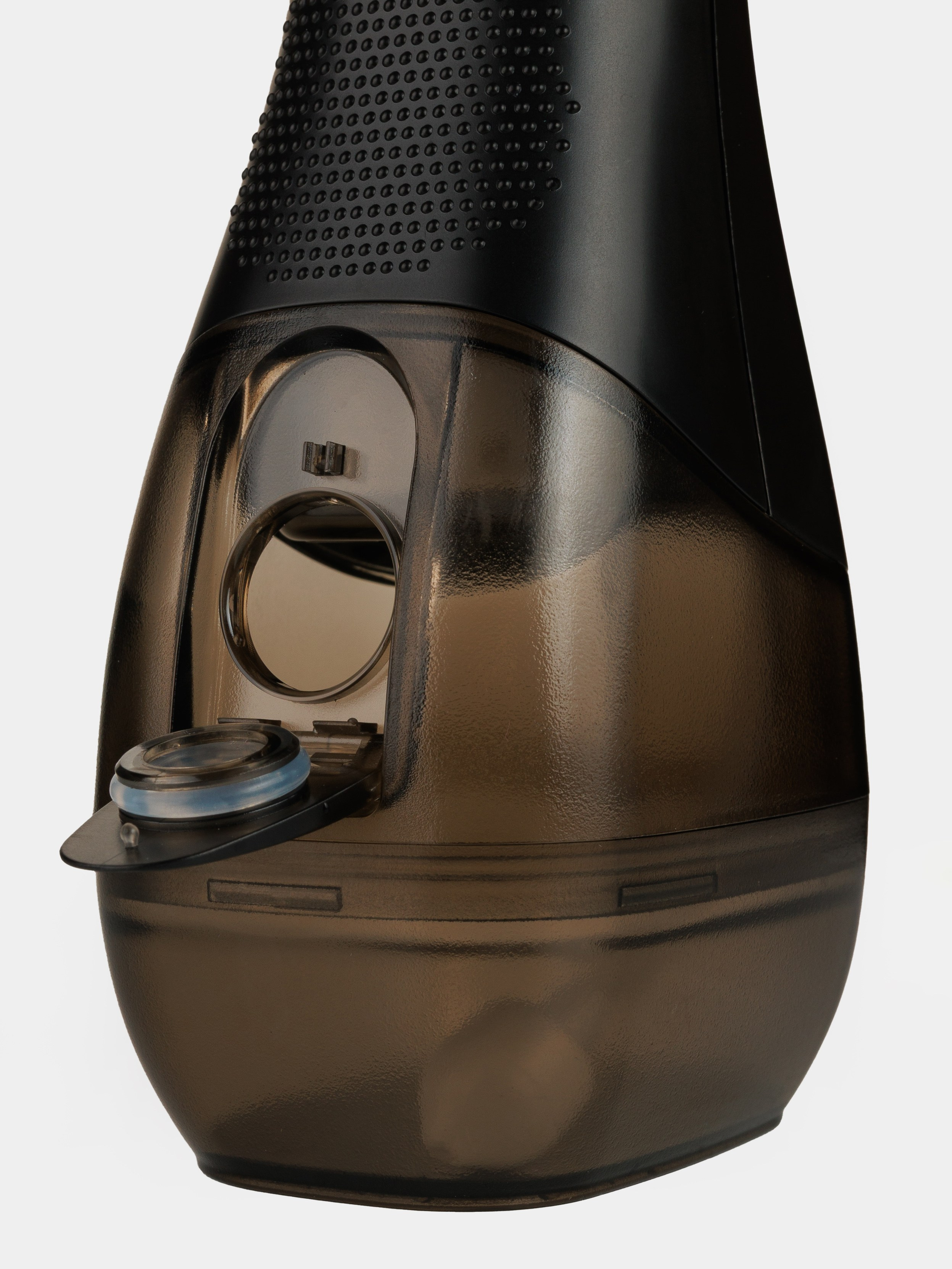 макрокадр отверстия для воды в портативном ирригаторе на белом фоне