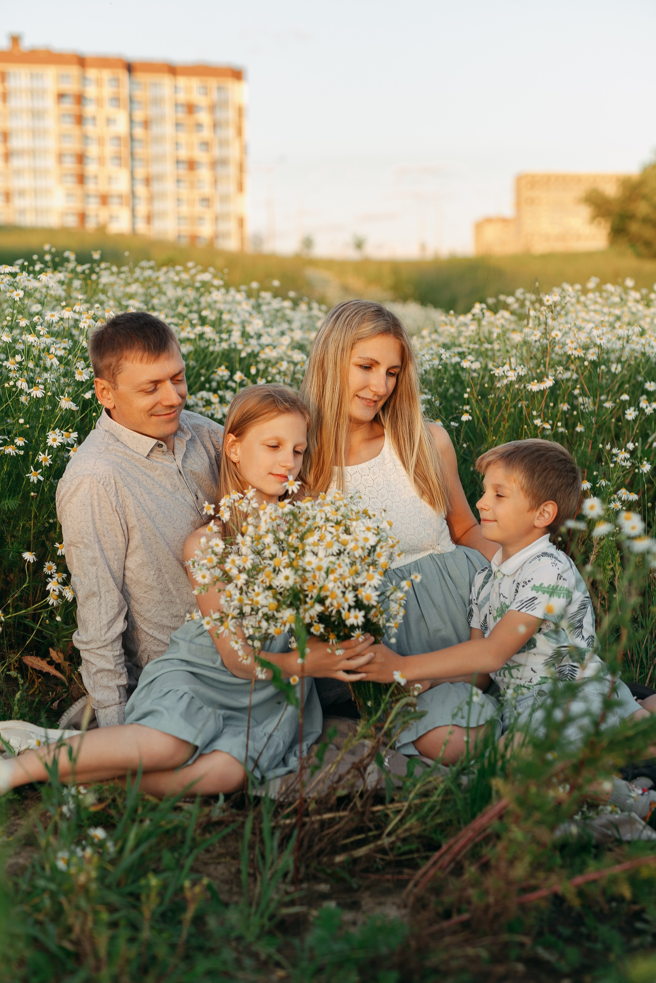 Фотосессия в ромашковом поле. Семейный детский фотограф. Фотосессия в Минске