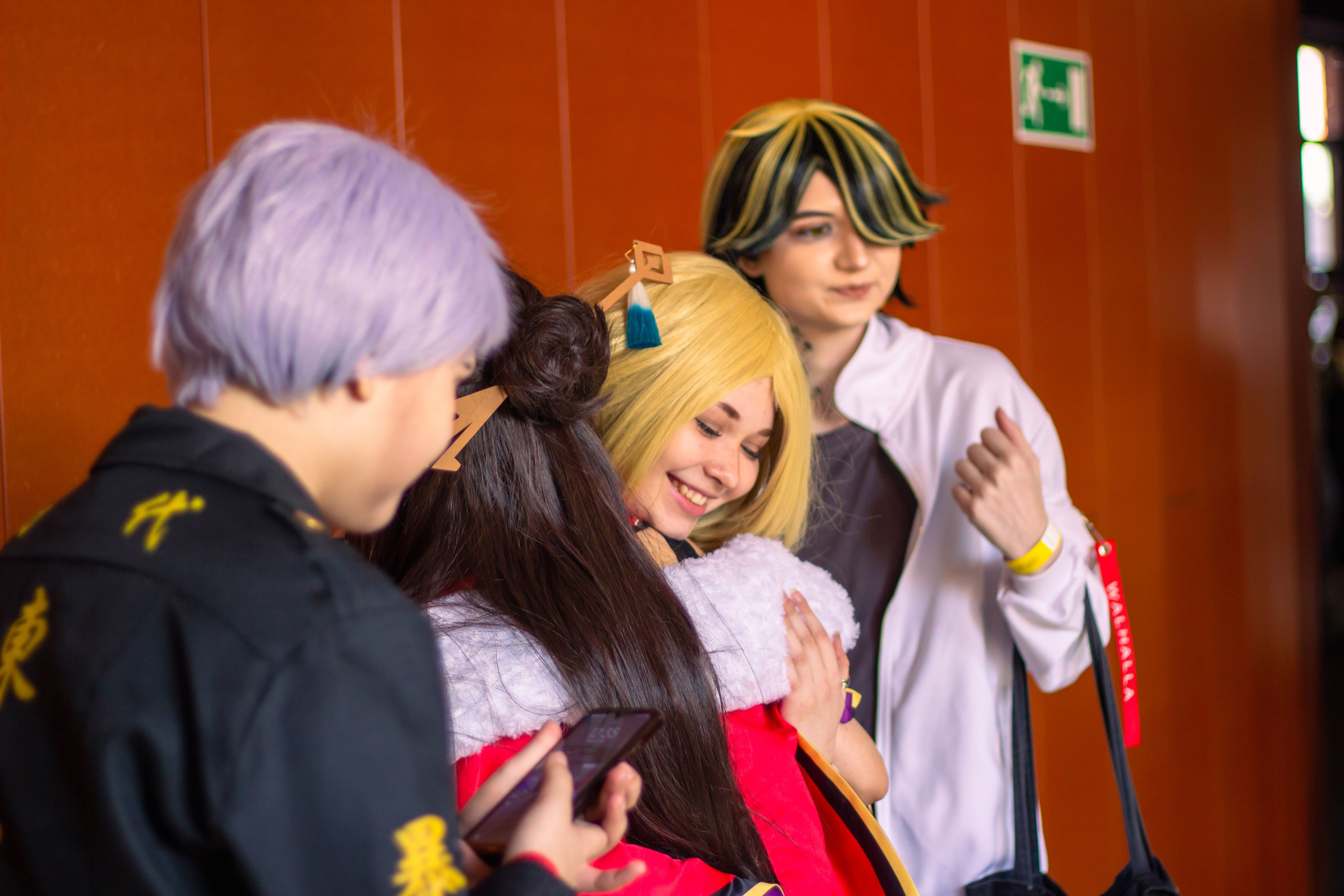 Компания косплееров обнимается на фестивале