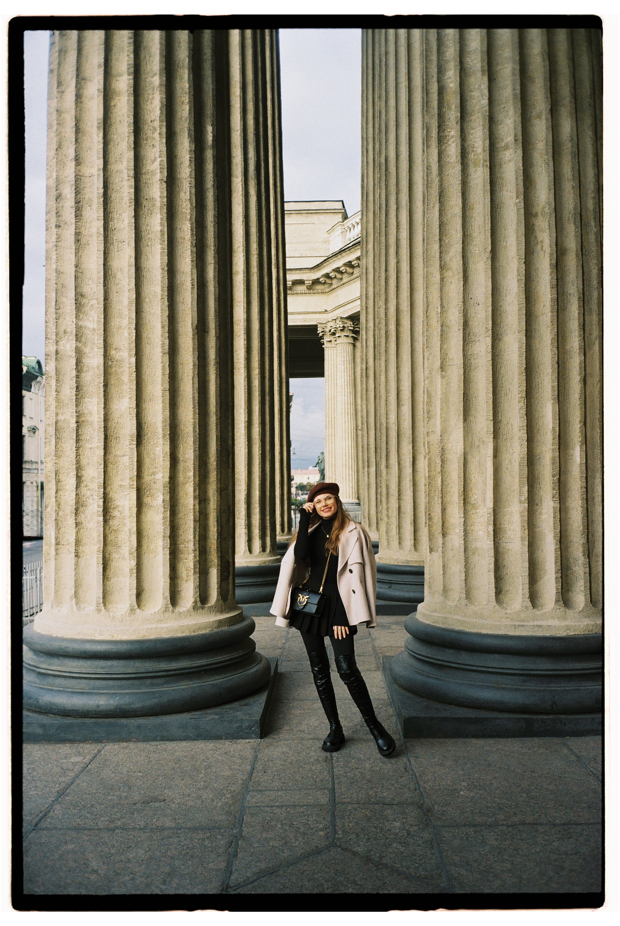 Профессиональная прогулочная фотосессия в Питере. Сестры Карабаза. Фотографы и ретушеры в Москве и Санкт-Петербурге