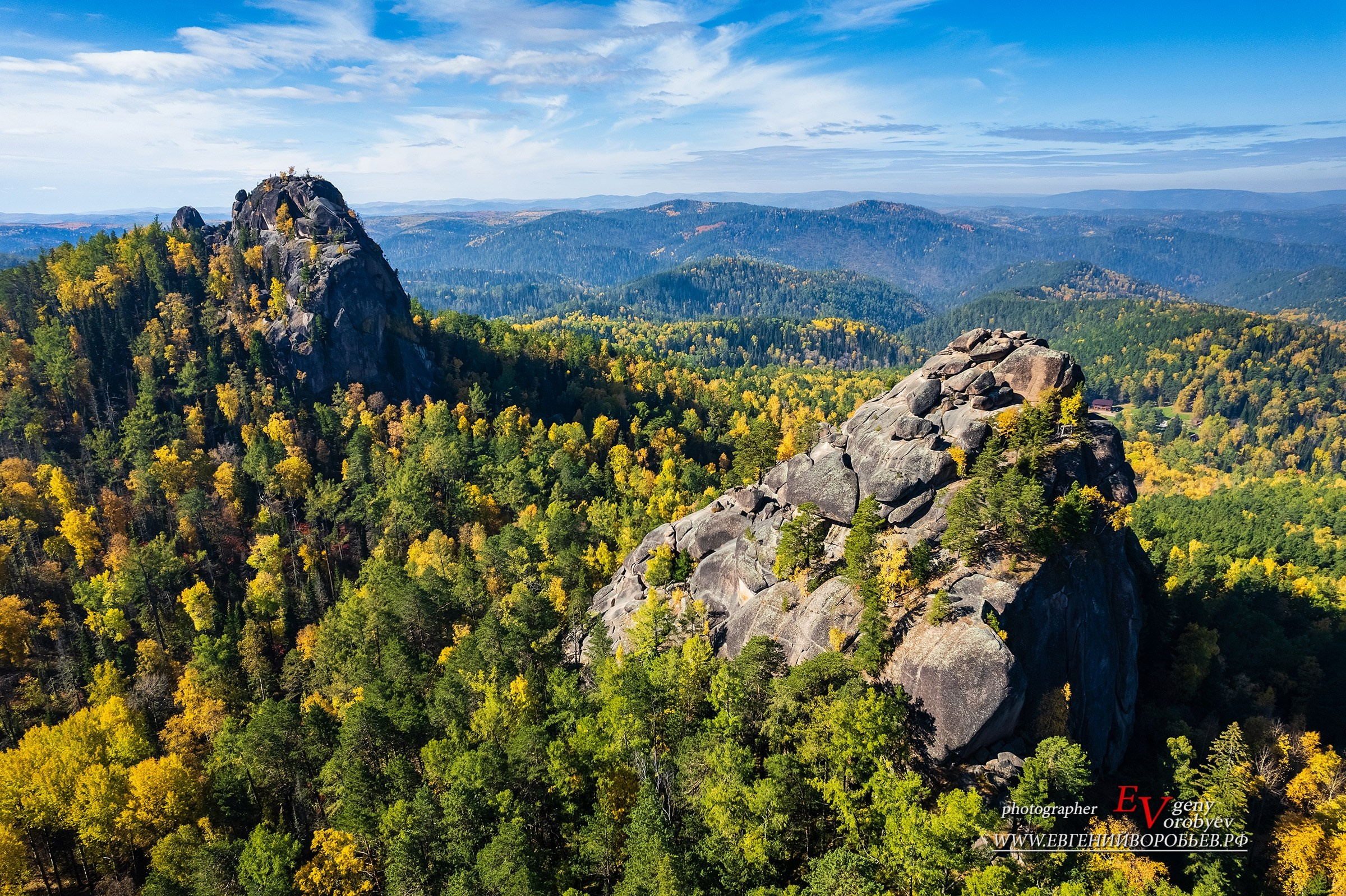 Экскурсия национальный парк заповедник Красноярские столбы цена заказать забронировать фото тур интересные места достопримечательности что посмотреть где побывать в Красноярске  Туристический маршрут центральные столбы скала Перья Дед Львиные ворота первый второй столб Фотосессия фотограф Красноярск природа пейзаж аэросъёмка с FPV дрона квадрокоптера