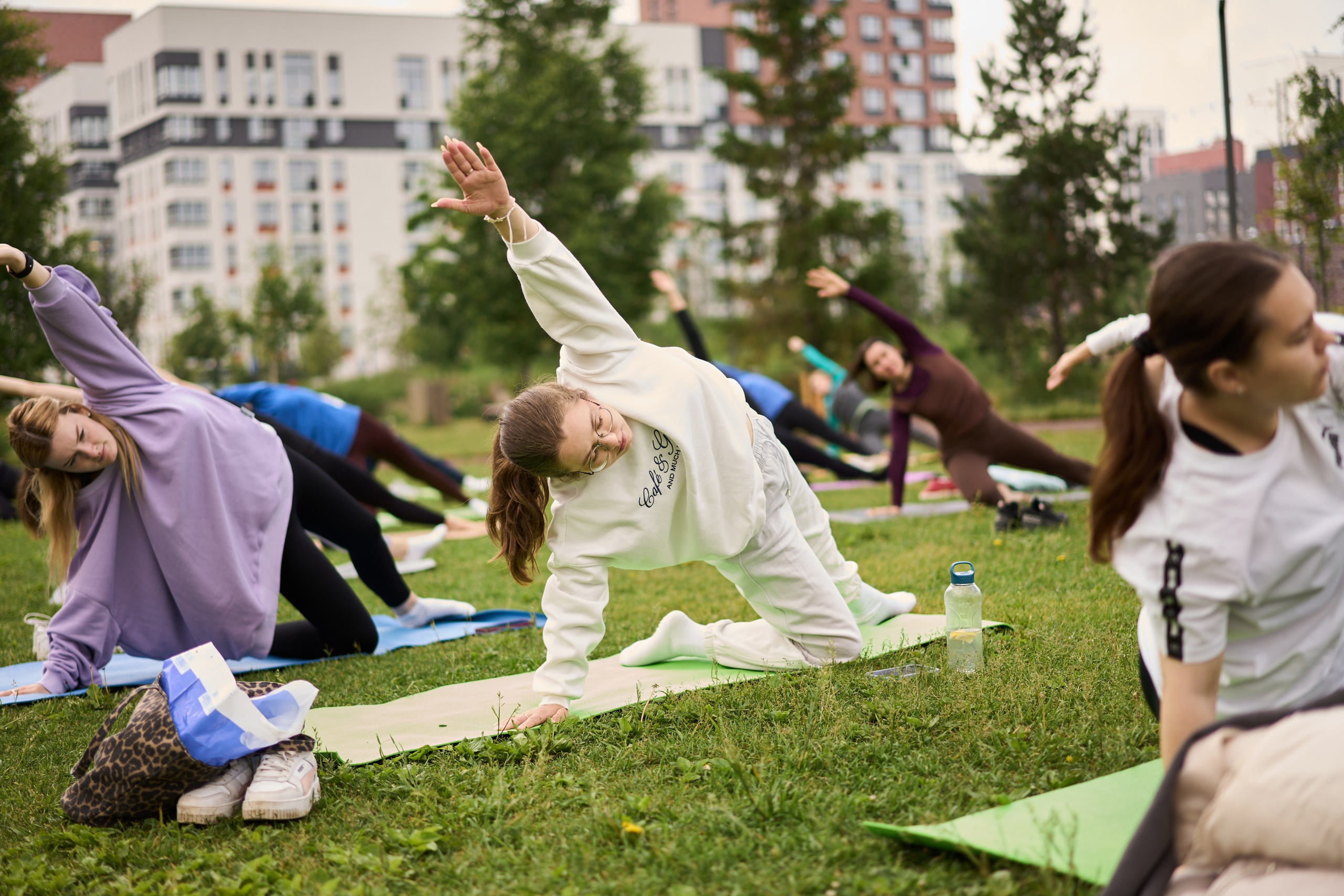 Репортажная съемка занятия йоги в парке. Фотограф Екатеринбург Кокшарова Александра
