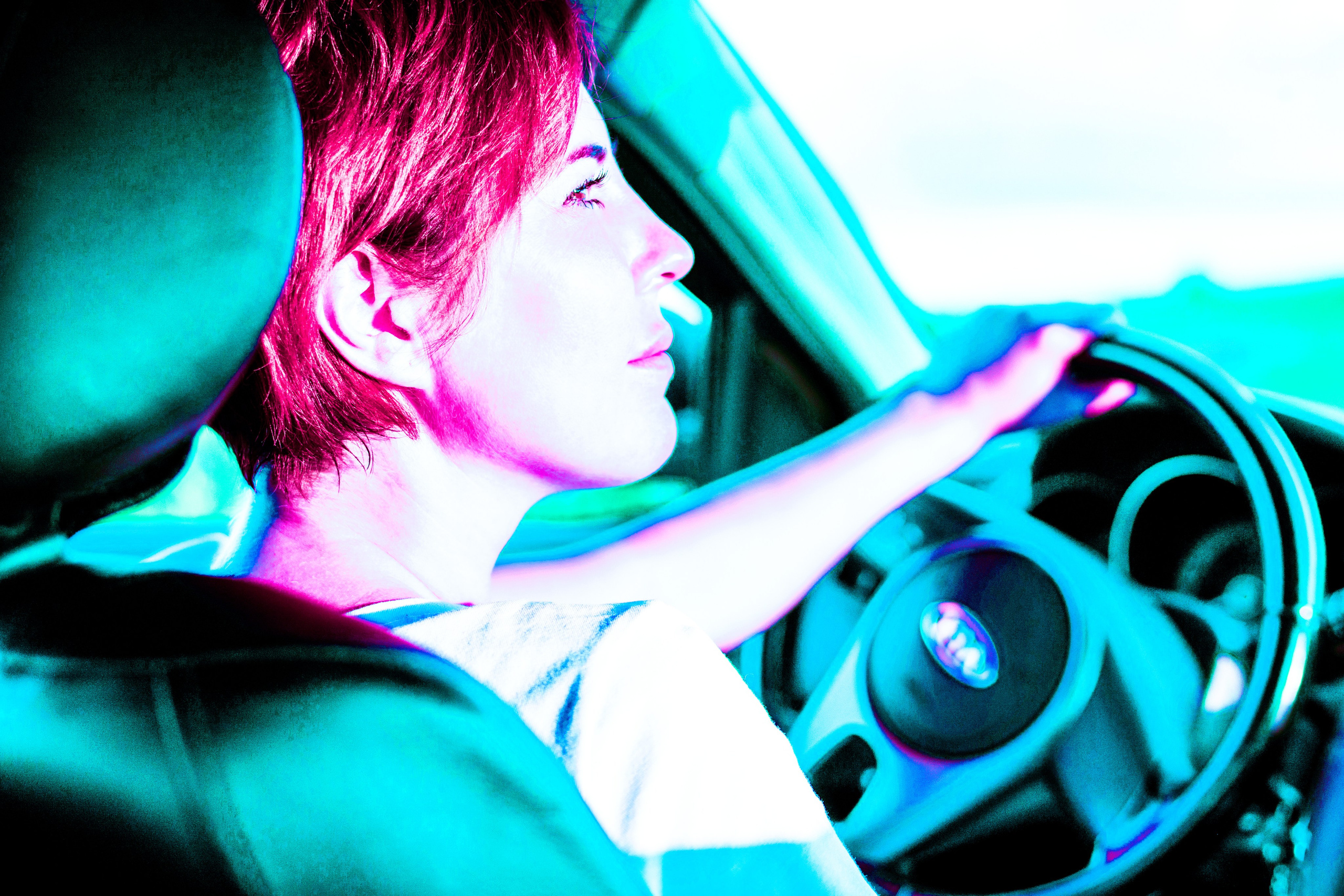 розовый и зелёный портрет. девушка. крупный план. высокий контраст