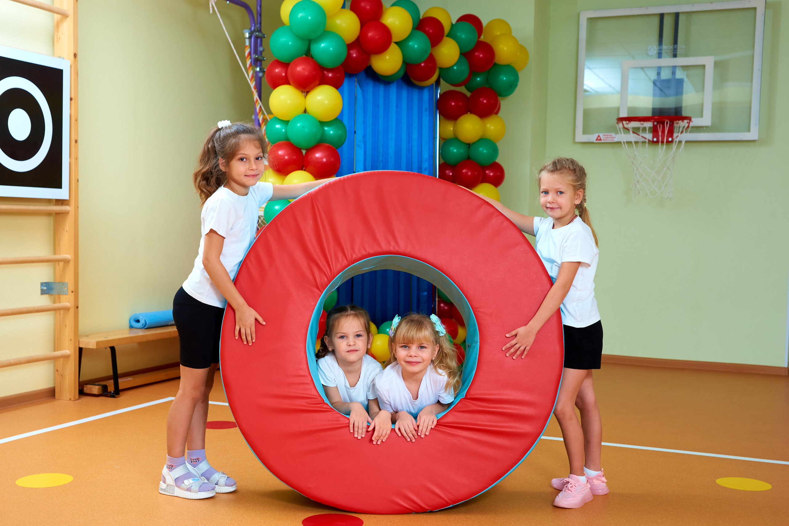 Занятие в спортзале. Childrenfoto.ru