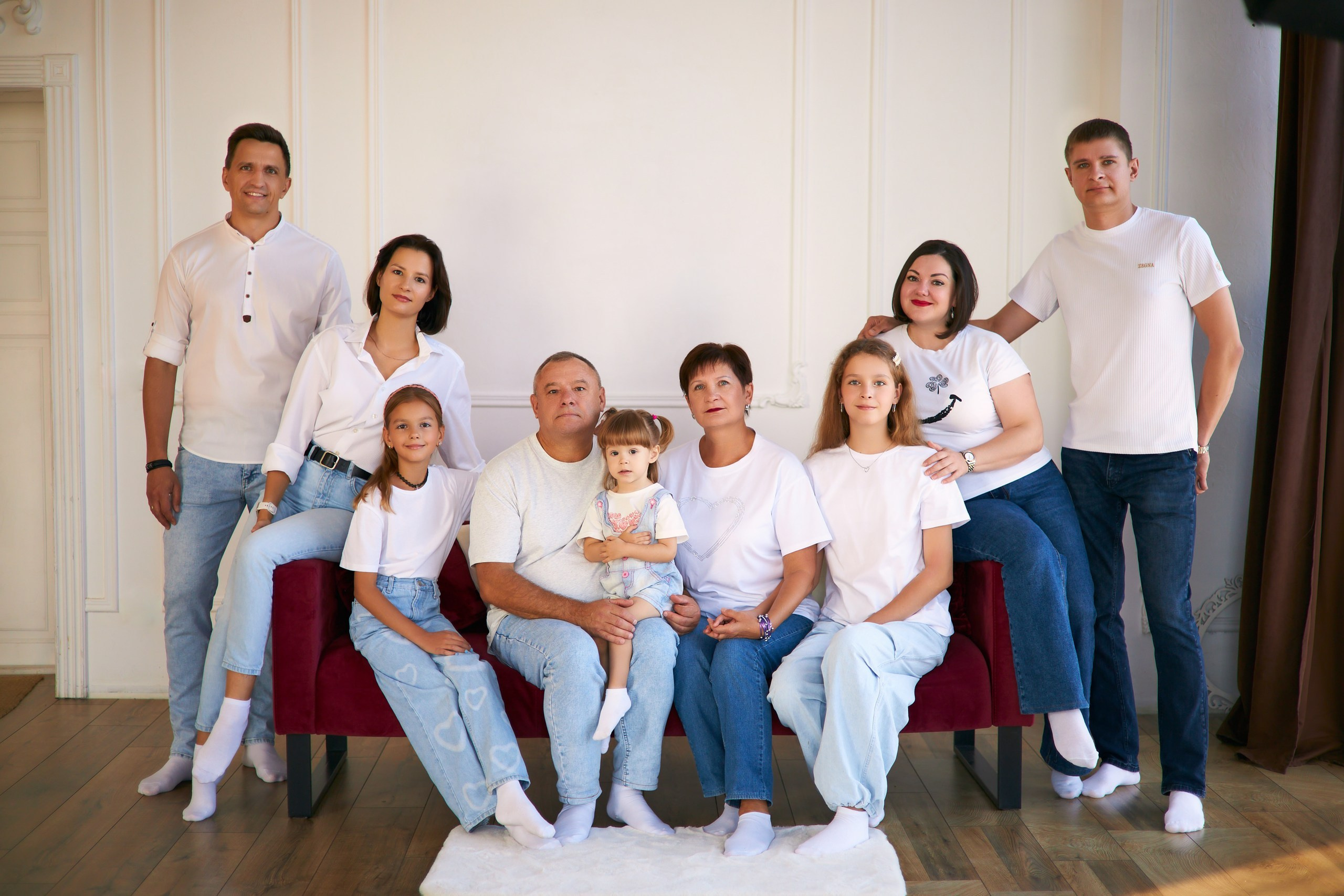 Большая семья на фотосессии в студии Оренбург