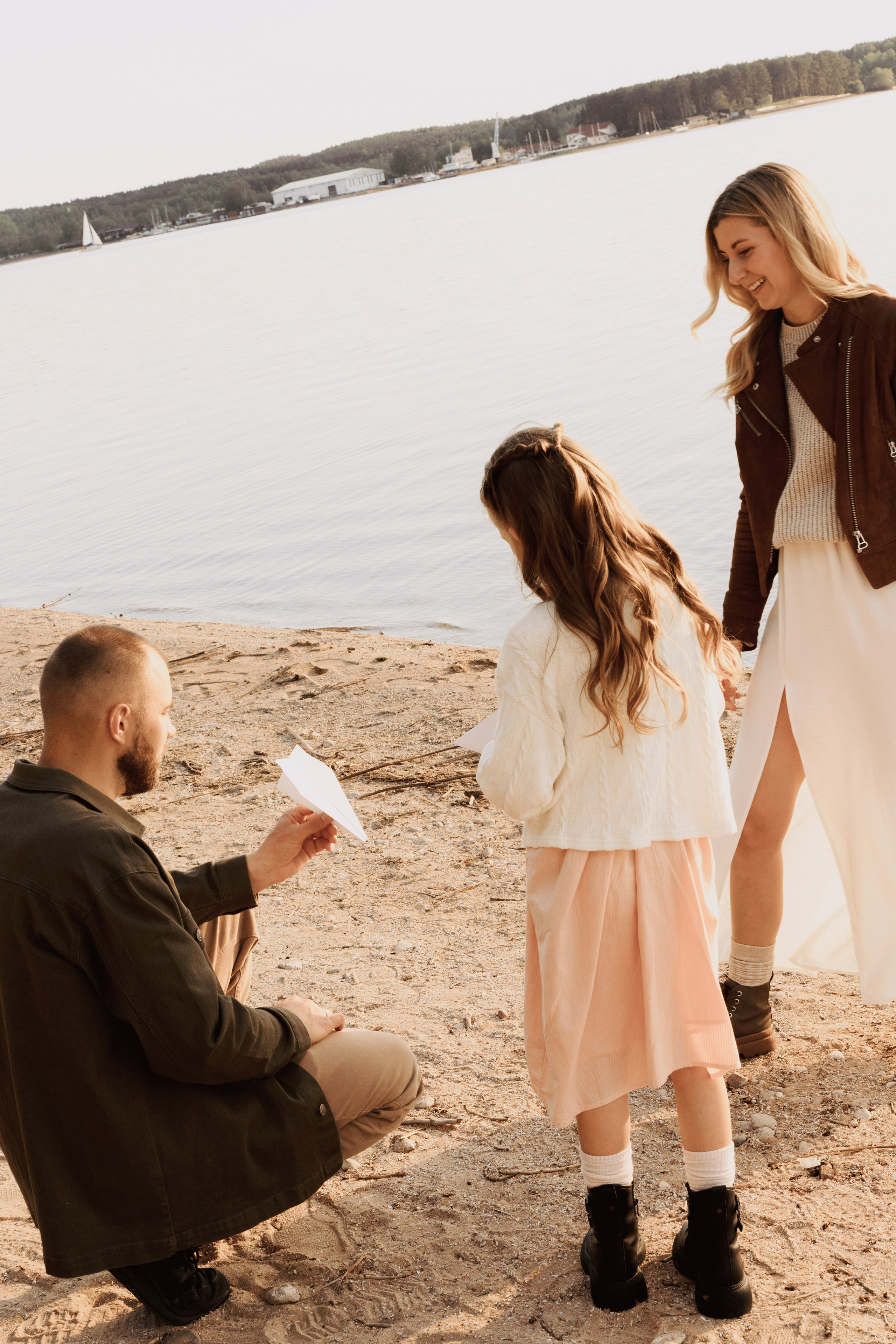 Весеннее тепло семьи на берегу Минского моря. Ваш семейный фотограф в Минске — Вика Трегубова