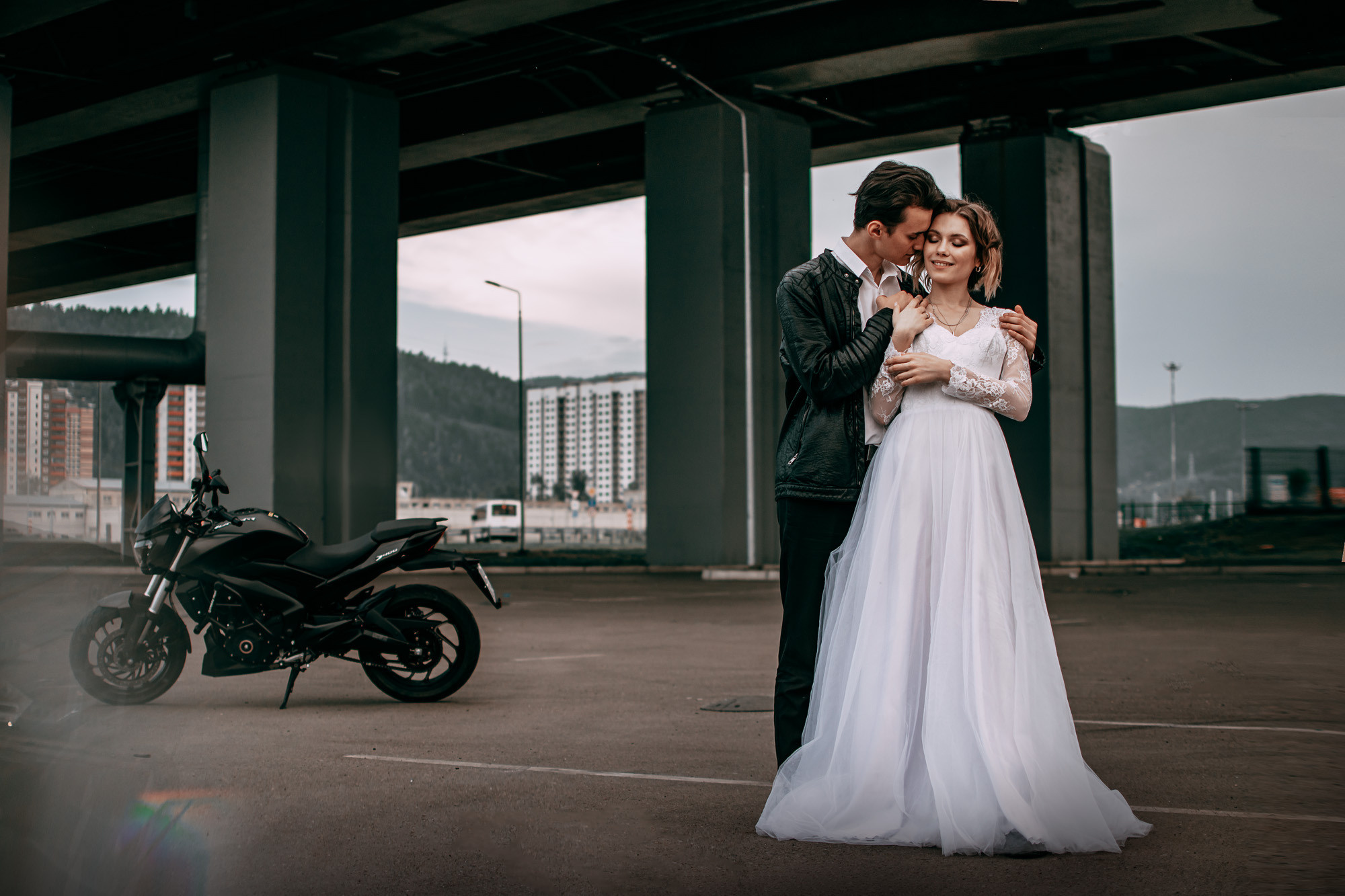 Свадебная фотосессия на мотоцикле. Фотограф в Красноярске / Дивногорске. Файзулина Анастасия