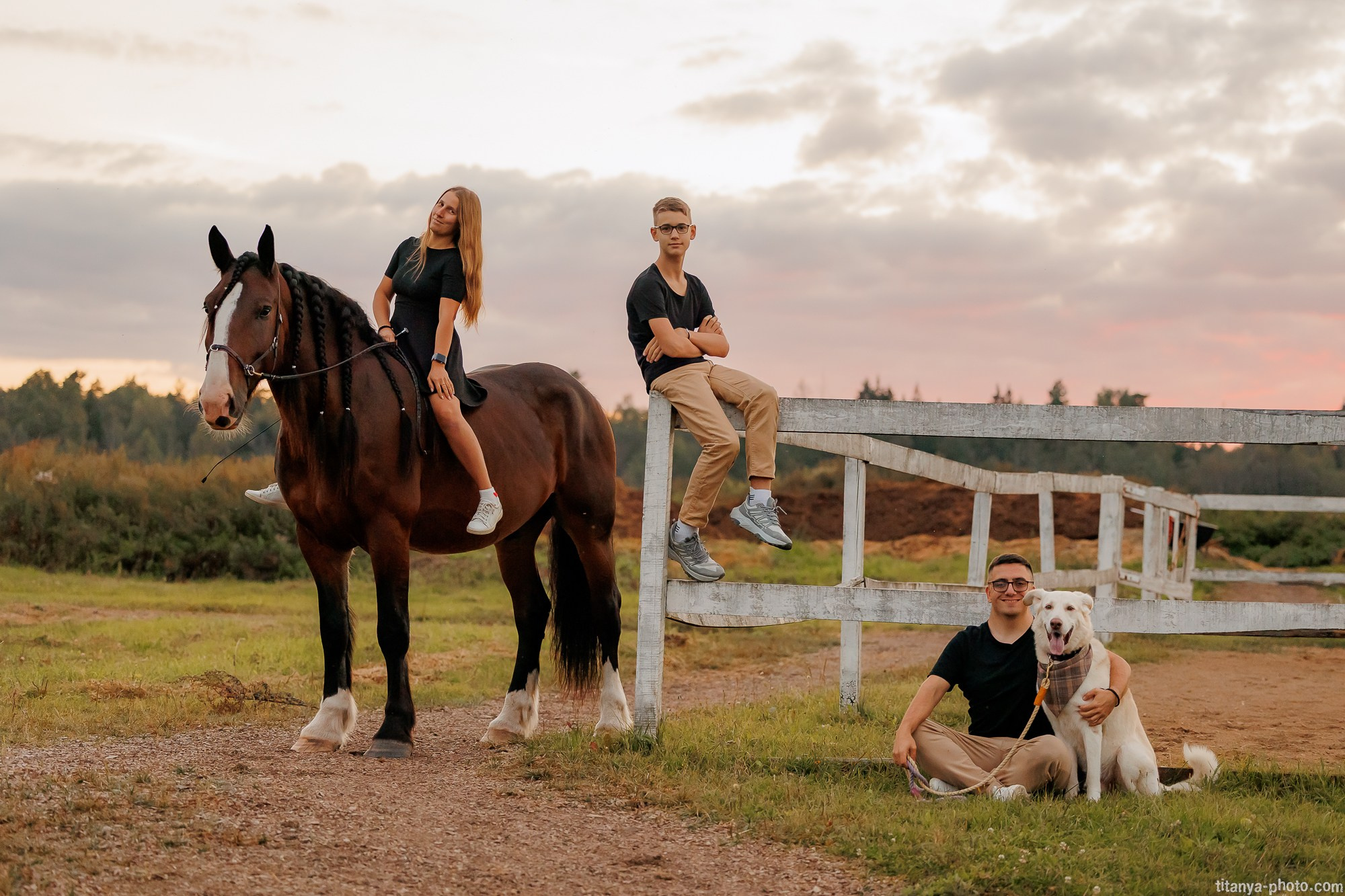 Закатная семейная фотосессия: про Настю и её дружную семью. Фотограф собак, фотограф-анималист Аня Титова (Titanya). Москва